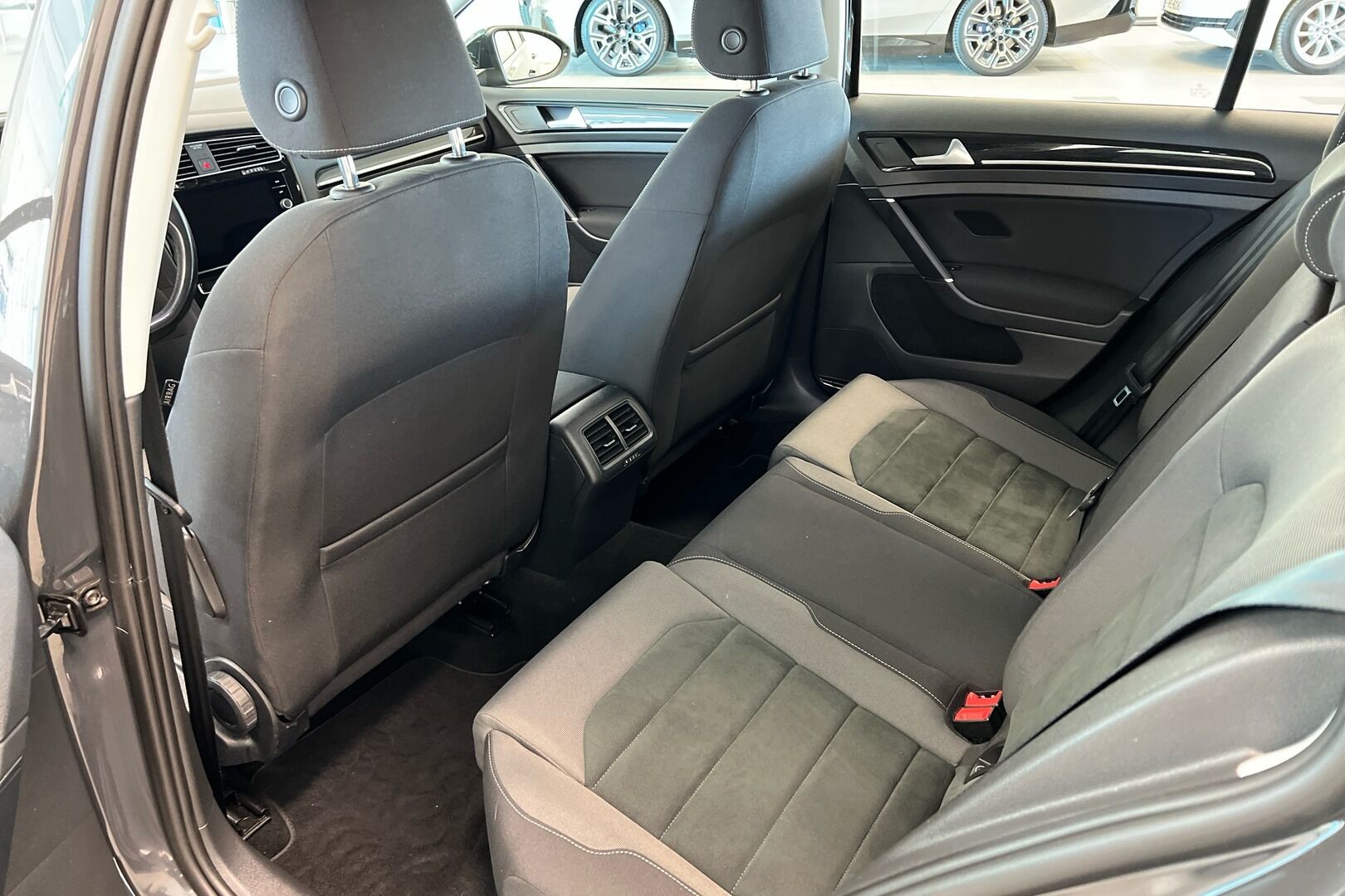 Volkswagen Golf iso kuva 5