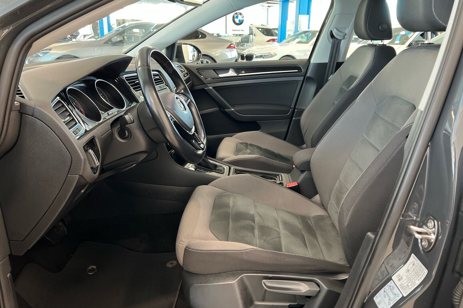 Volkswagen Golf iso kuva 6