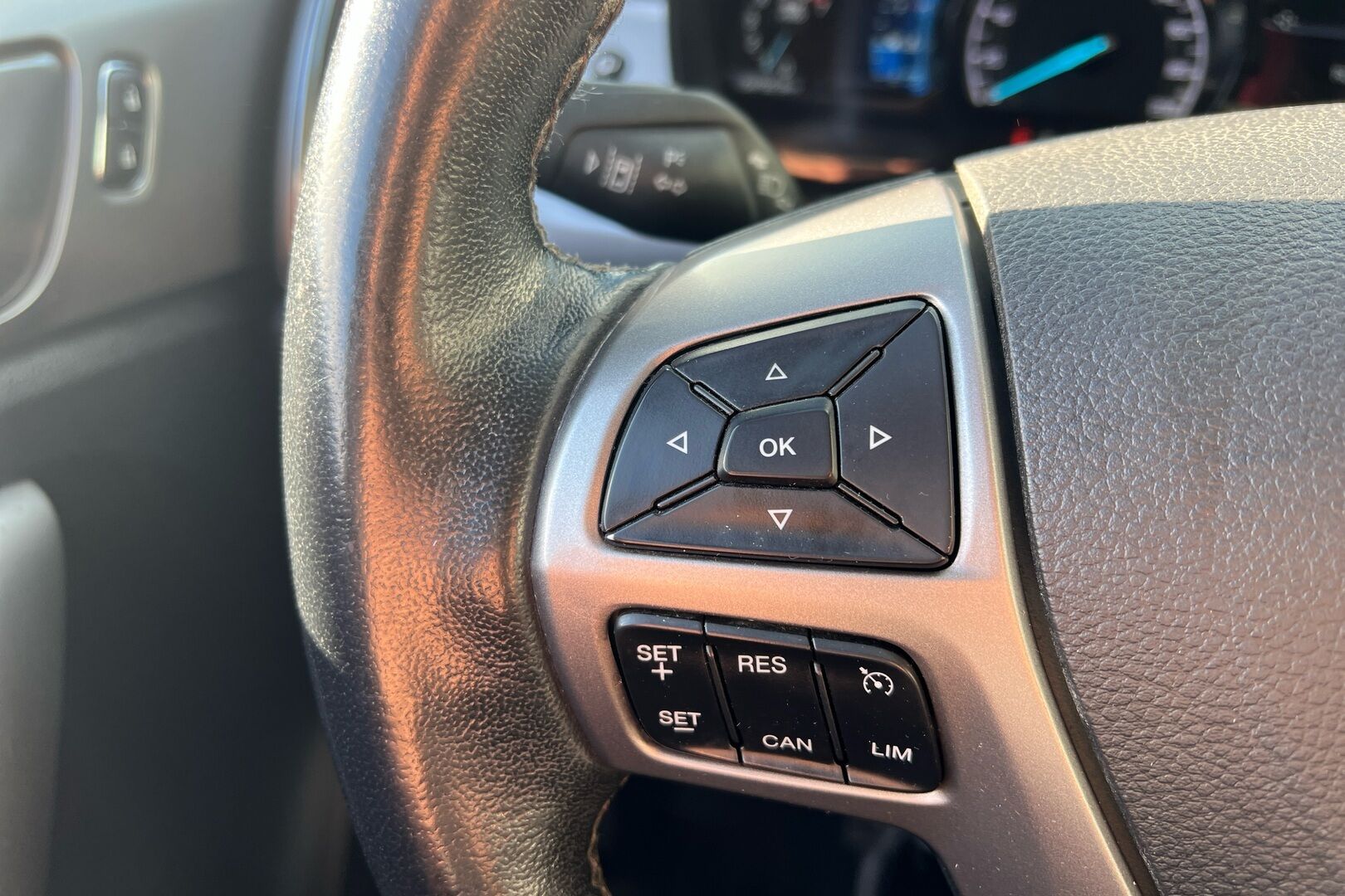 Ford Ranger iso kuva 15