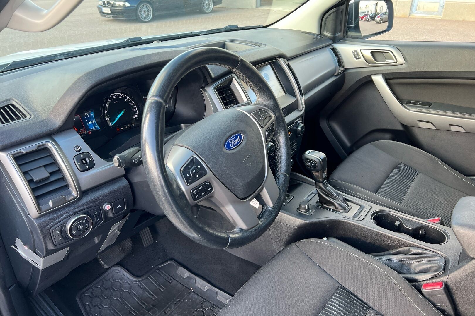 Ford Ranger iso kuva 7