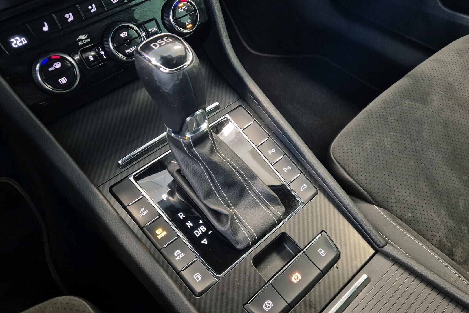 Skoda Superb iso kuva 17