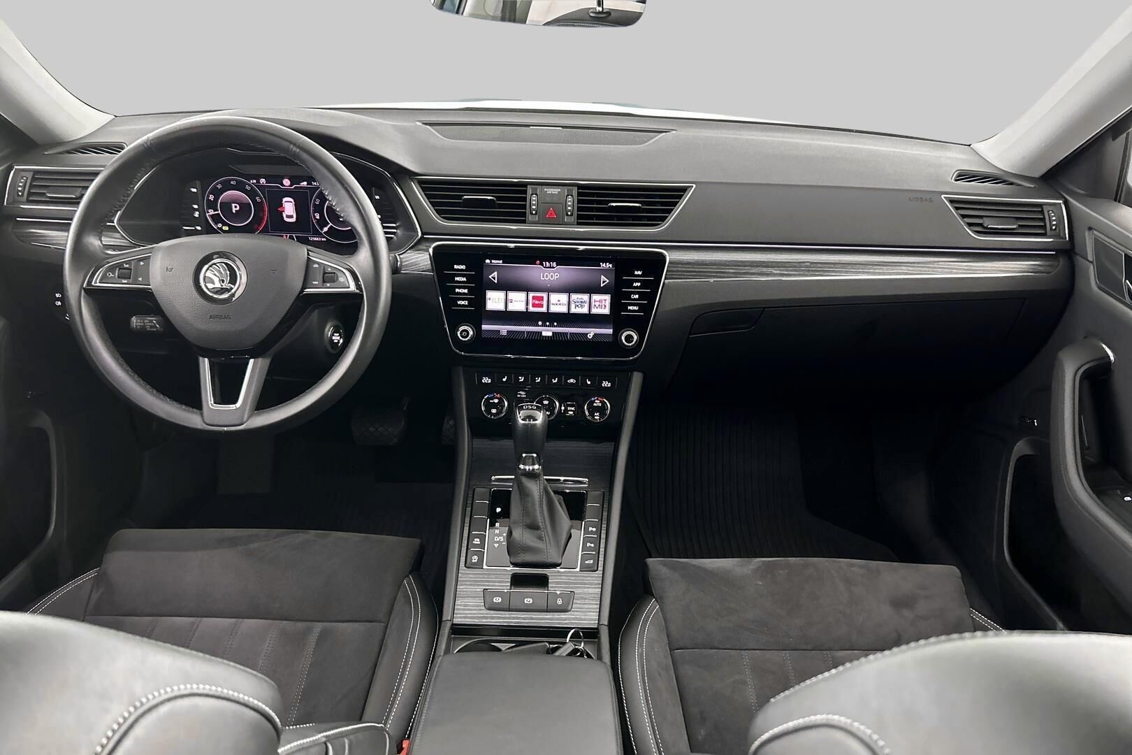 Skoda Superb iso kuva 11