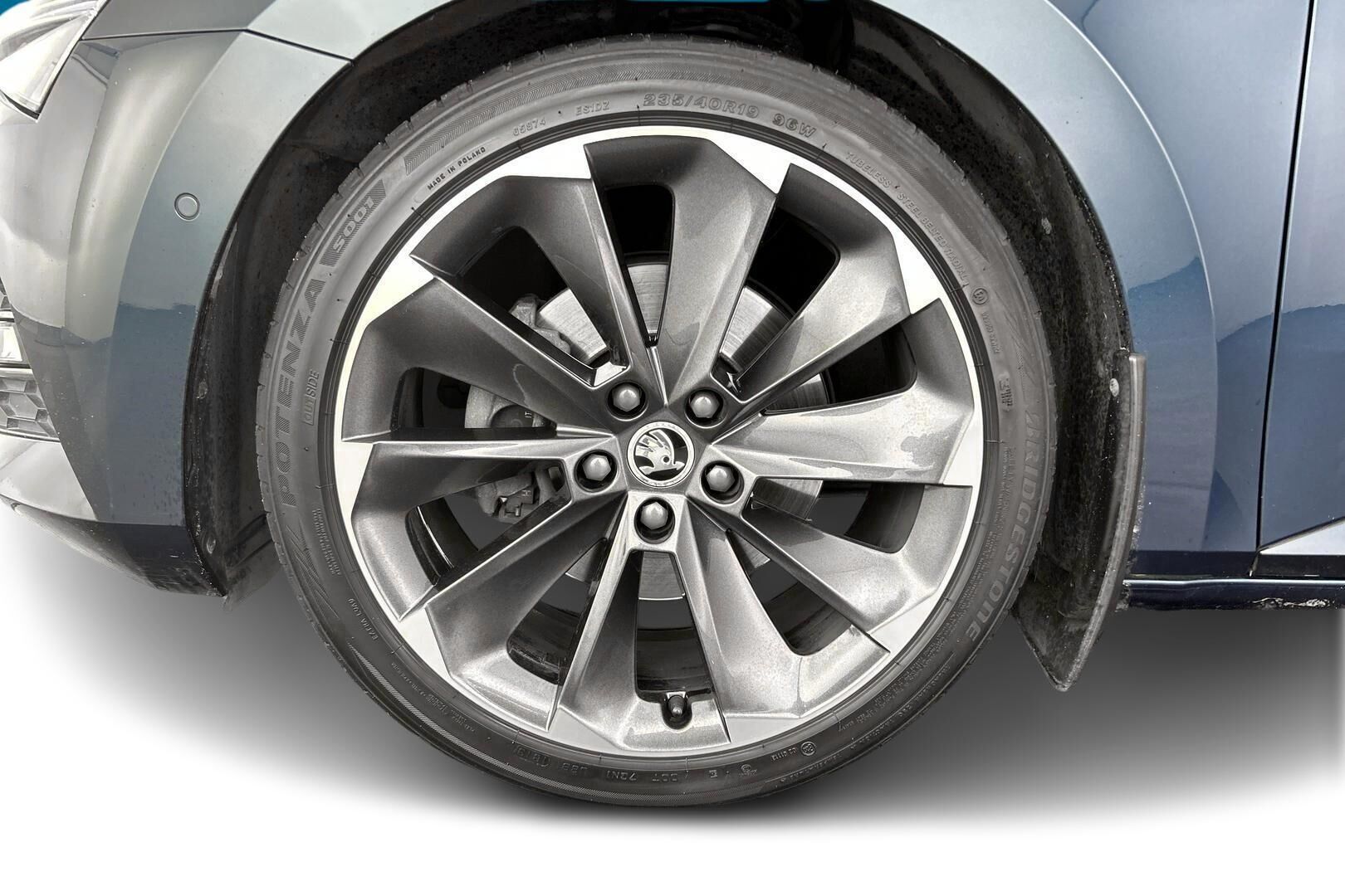 Skoda Superb iso kuva 13