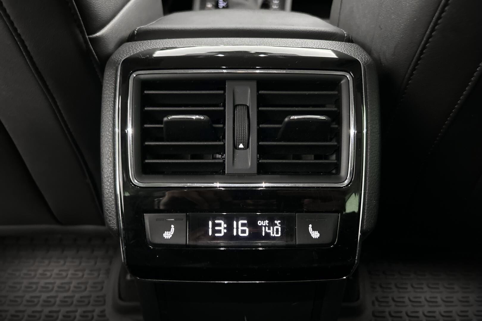 Skoda Superb iso kuva 15