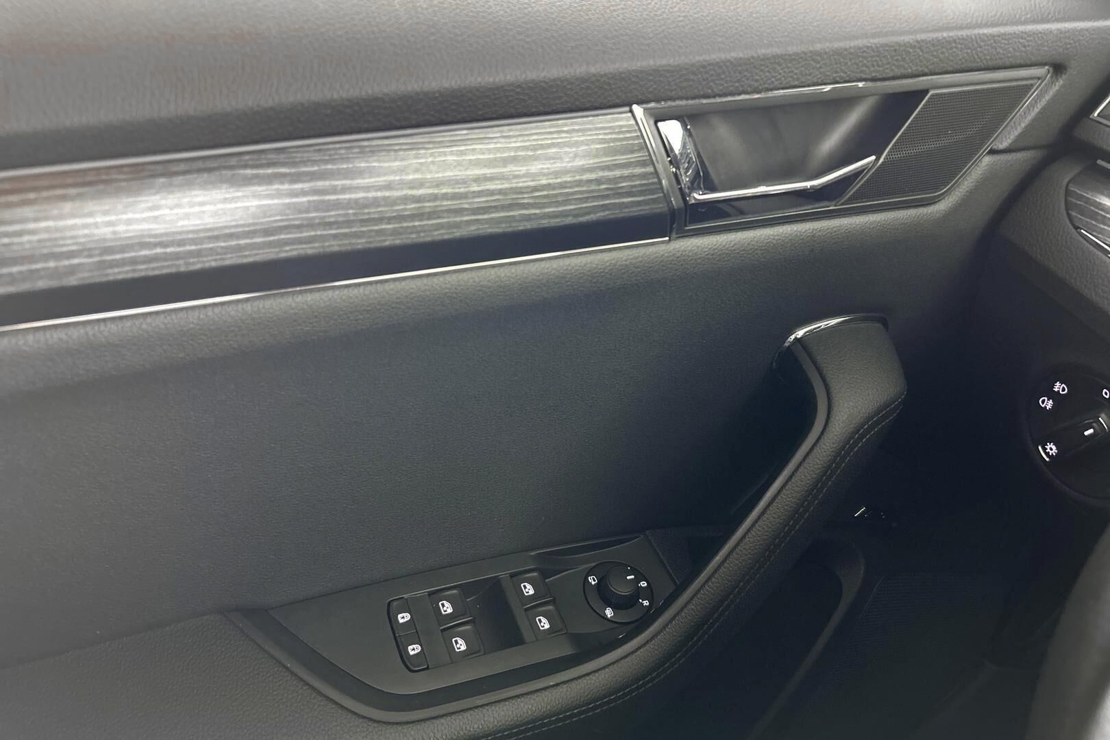 Skoda Superb iso kuva 24