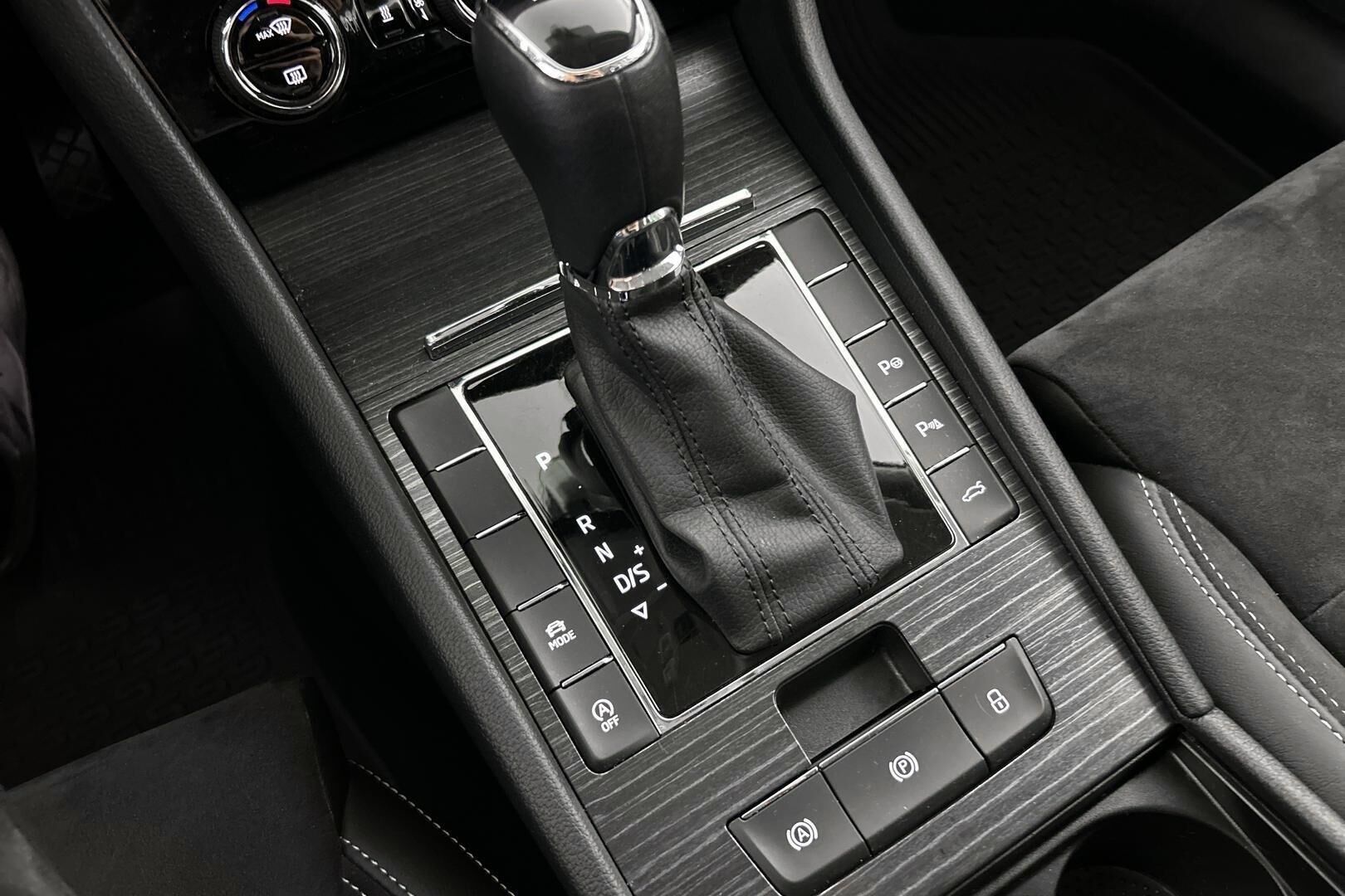 Skoda Superb iso kuva 32