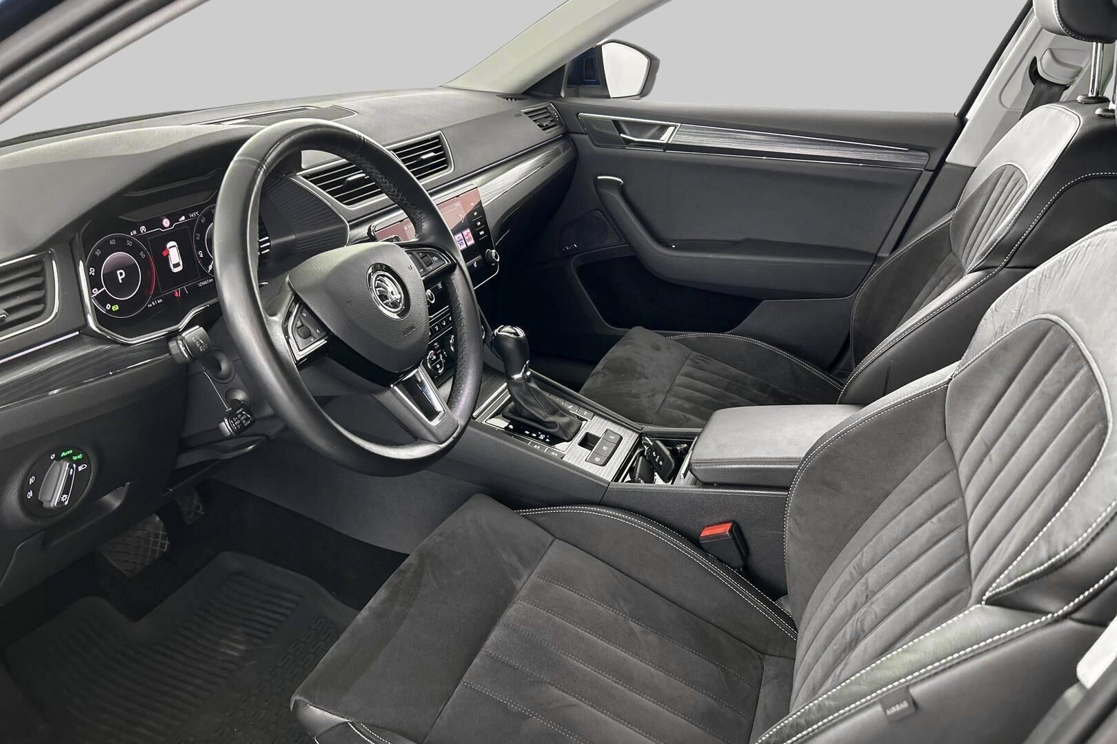 Skoda Superb iso kuva 9