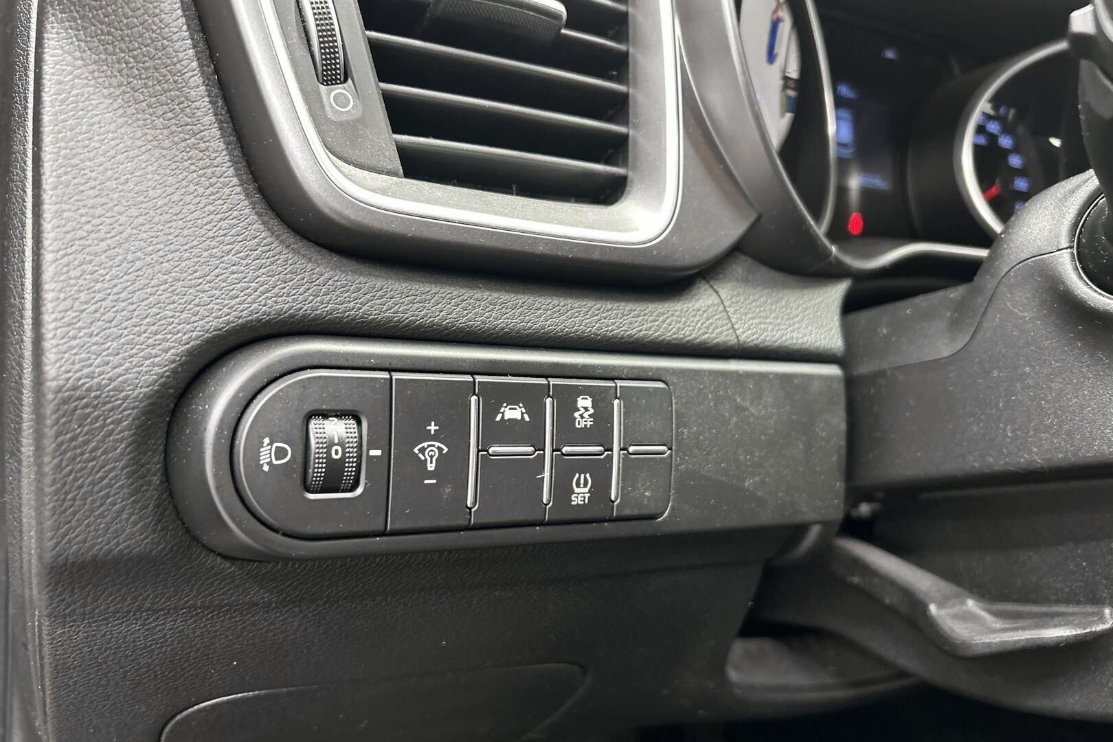 Kia Ceed iso kuva 19
