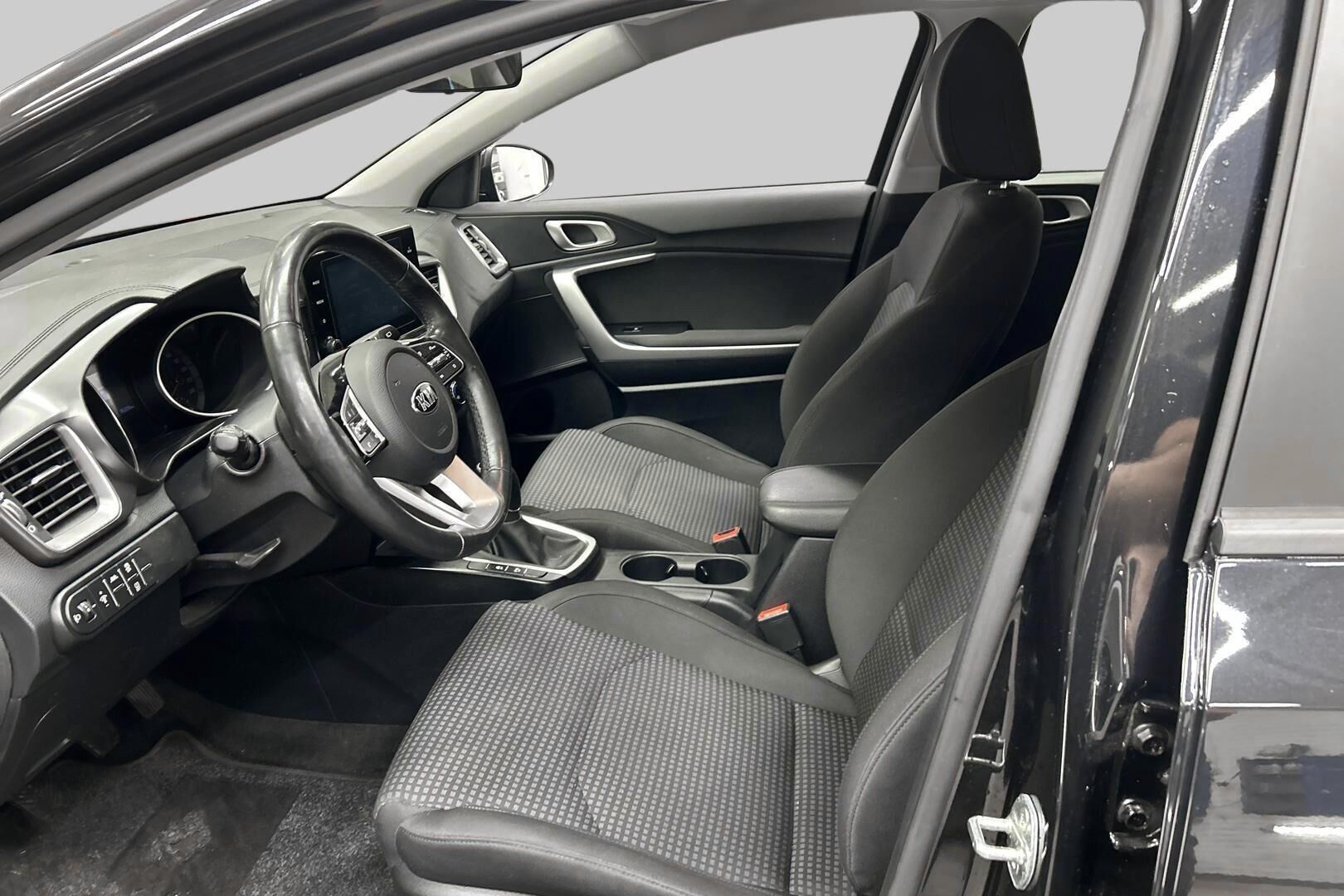 Kia Ceed iso kuva 8
