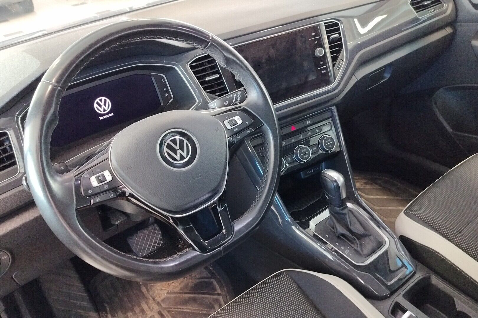 Volkswagen T-Roc iso kuva 2