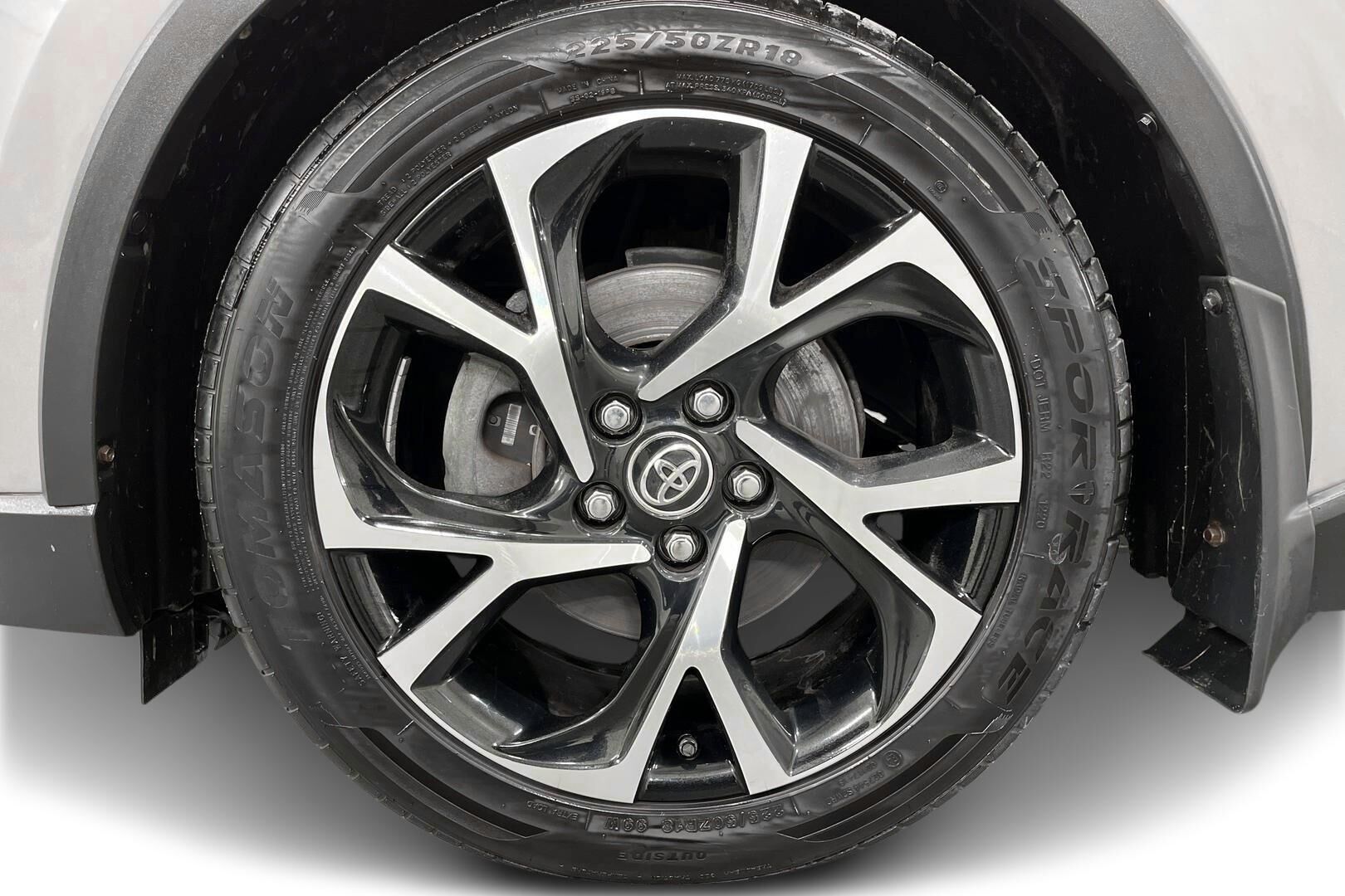 Toyota C-HR iso kuva 7