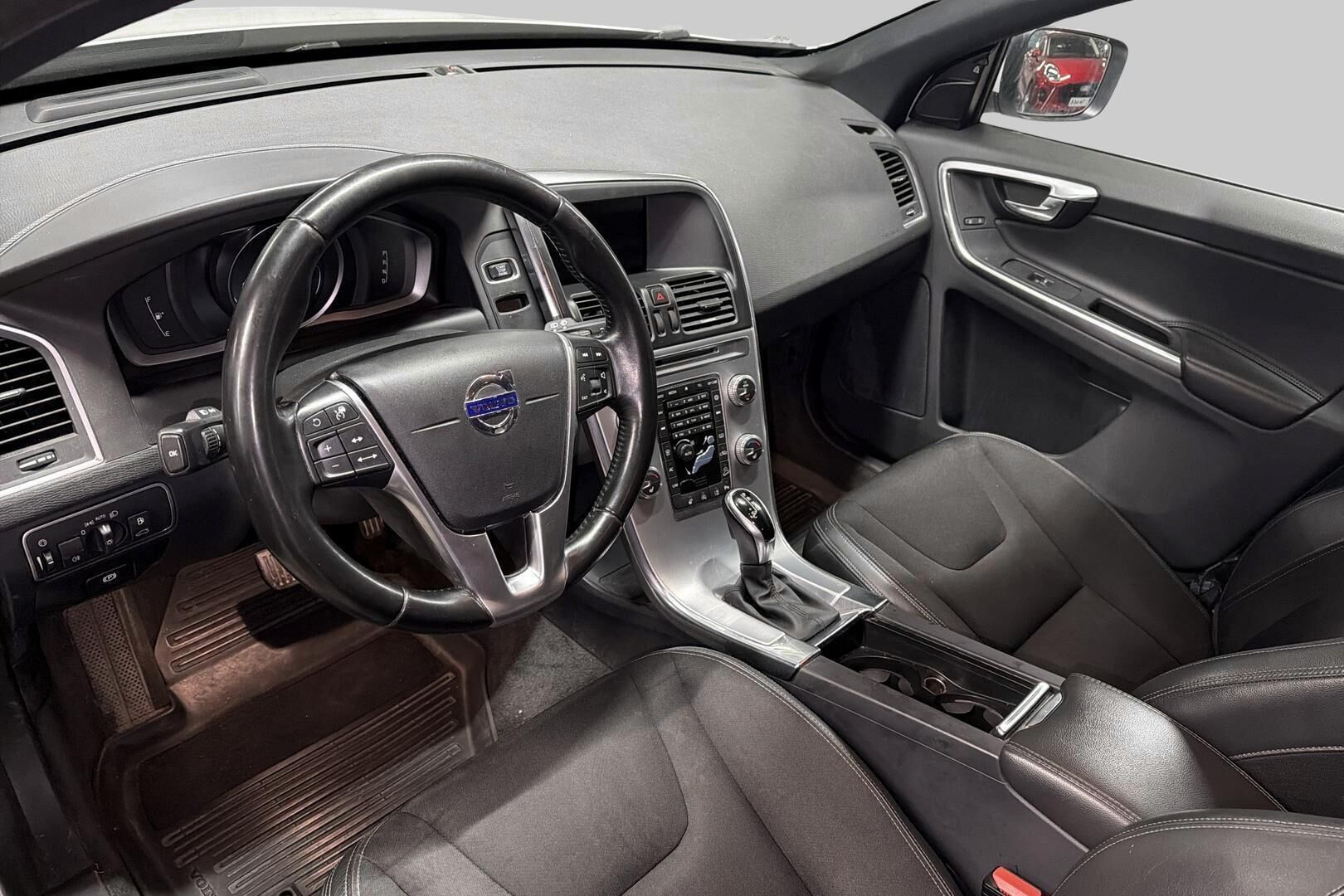 Volvo XC60 iso kuva 2