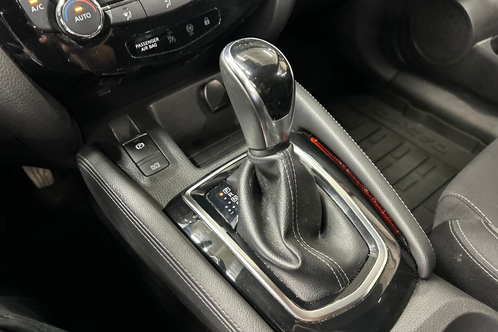 Nissan Qashqai iso kuva 16