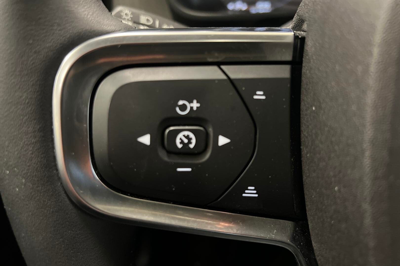 Volvo XC40 iso kuva 18