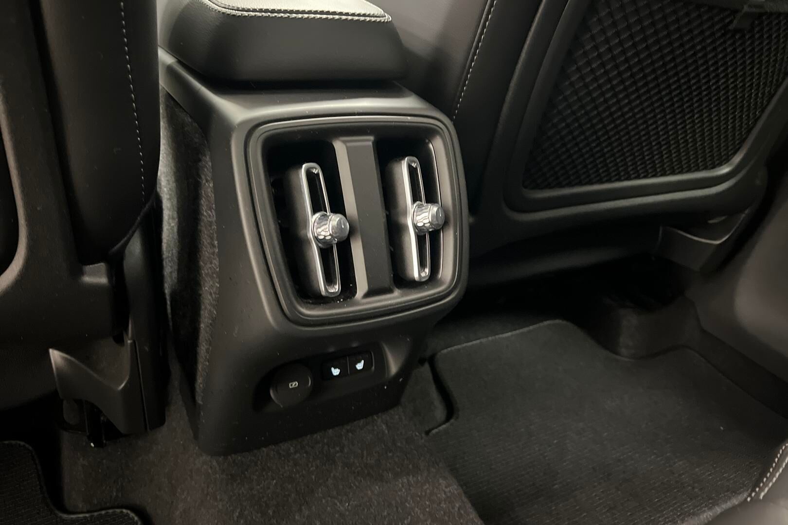 Volvo XC40 iso kuva 24