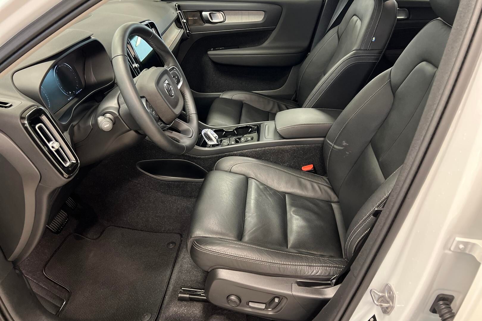 Volvo XC40 iso kuva 9