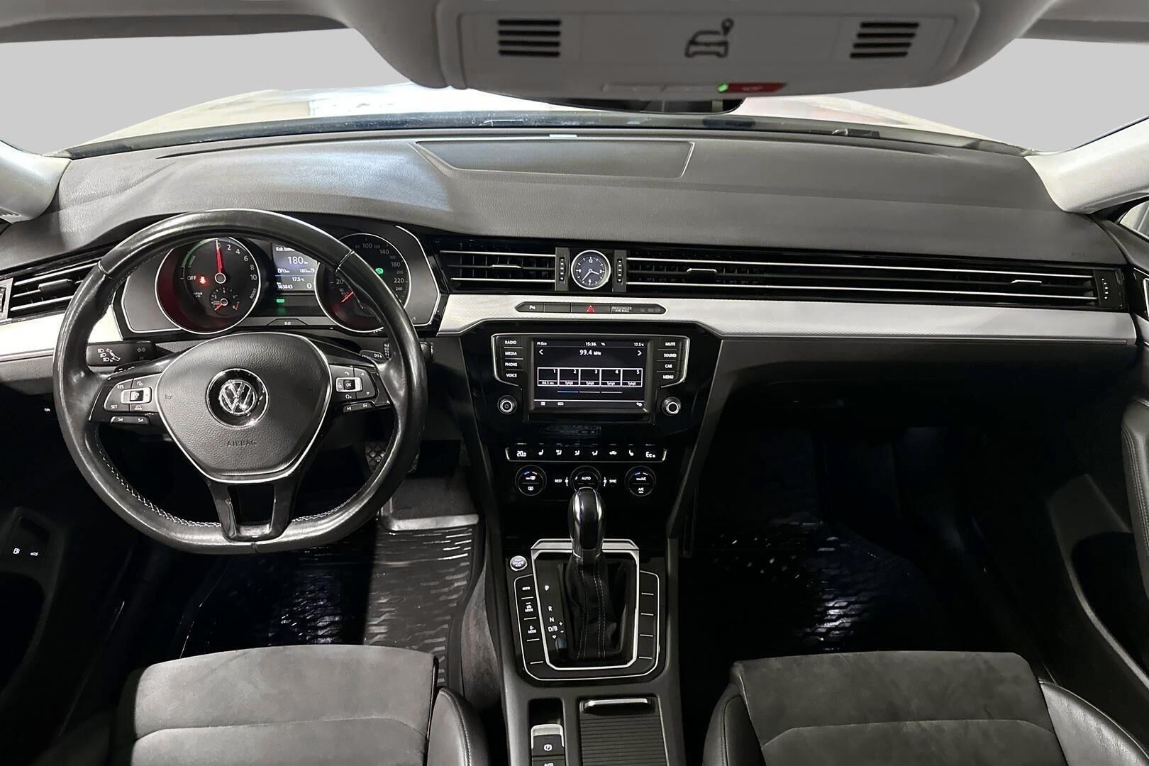 Volkswagen Passat iso kuva 11