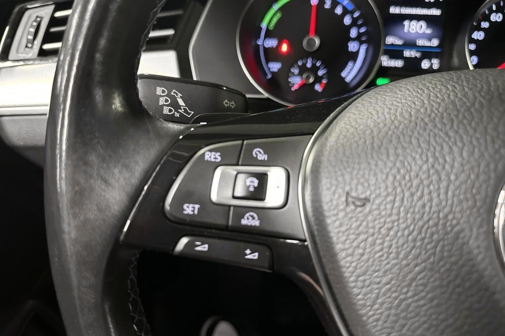 Volkswagen Passat iso kuva 23