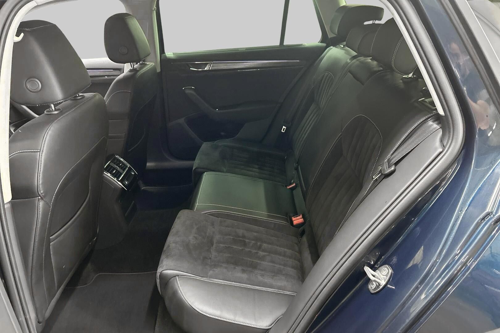 Skoda Superb iso kuva 10