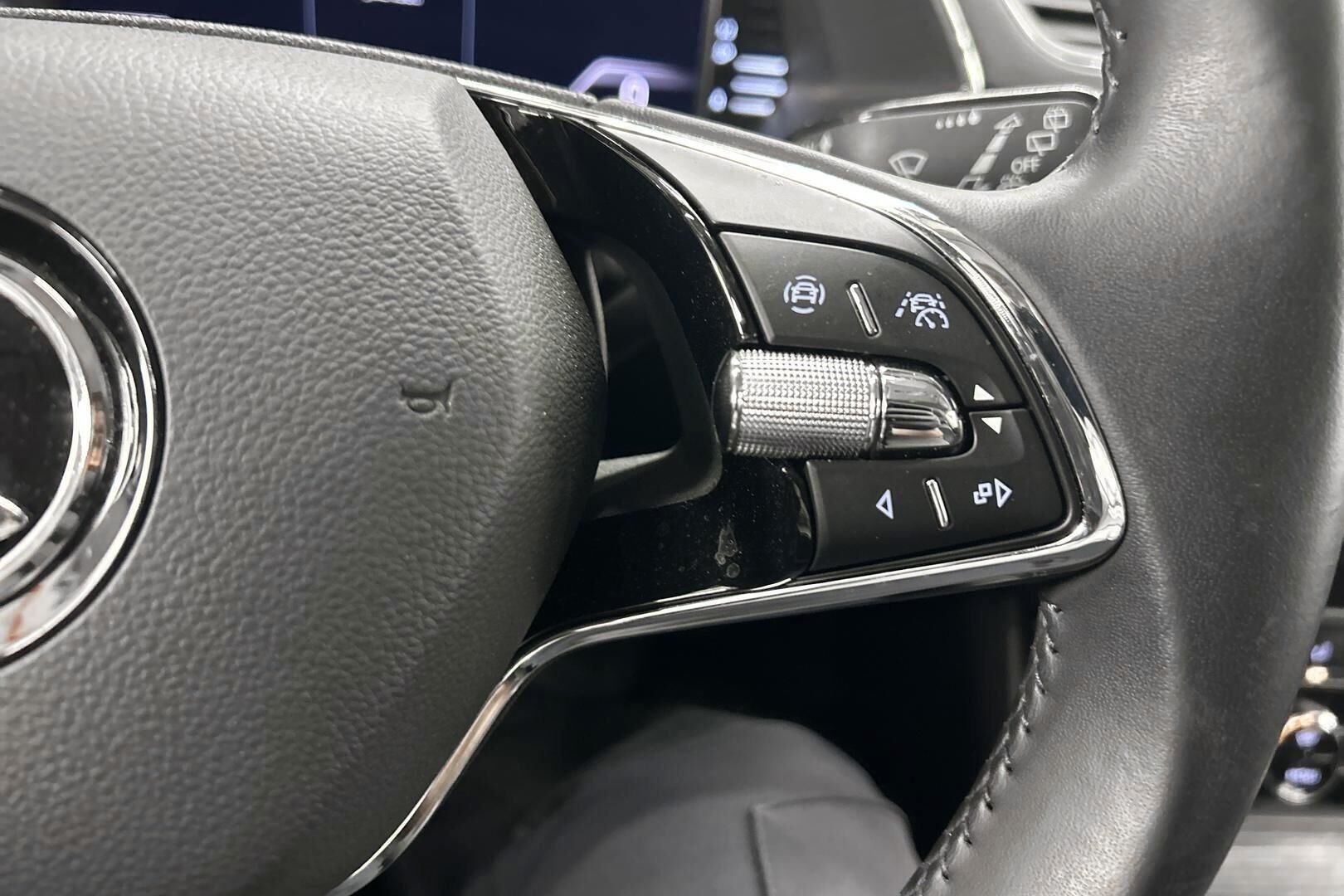 Skoda Superb iso kuva 16