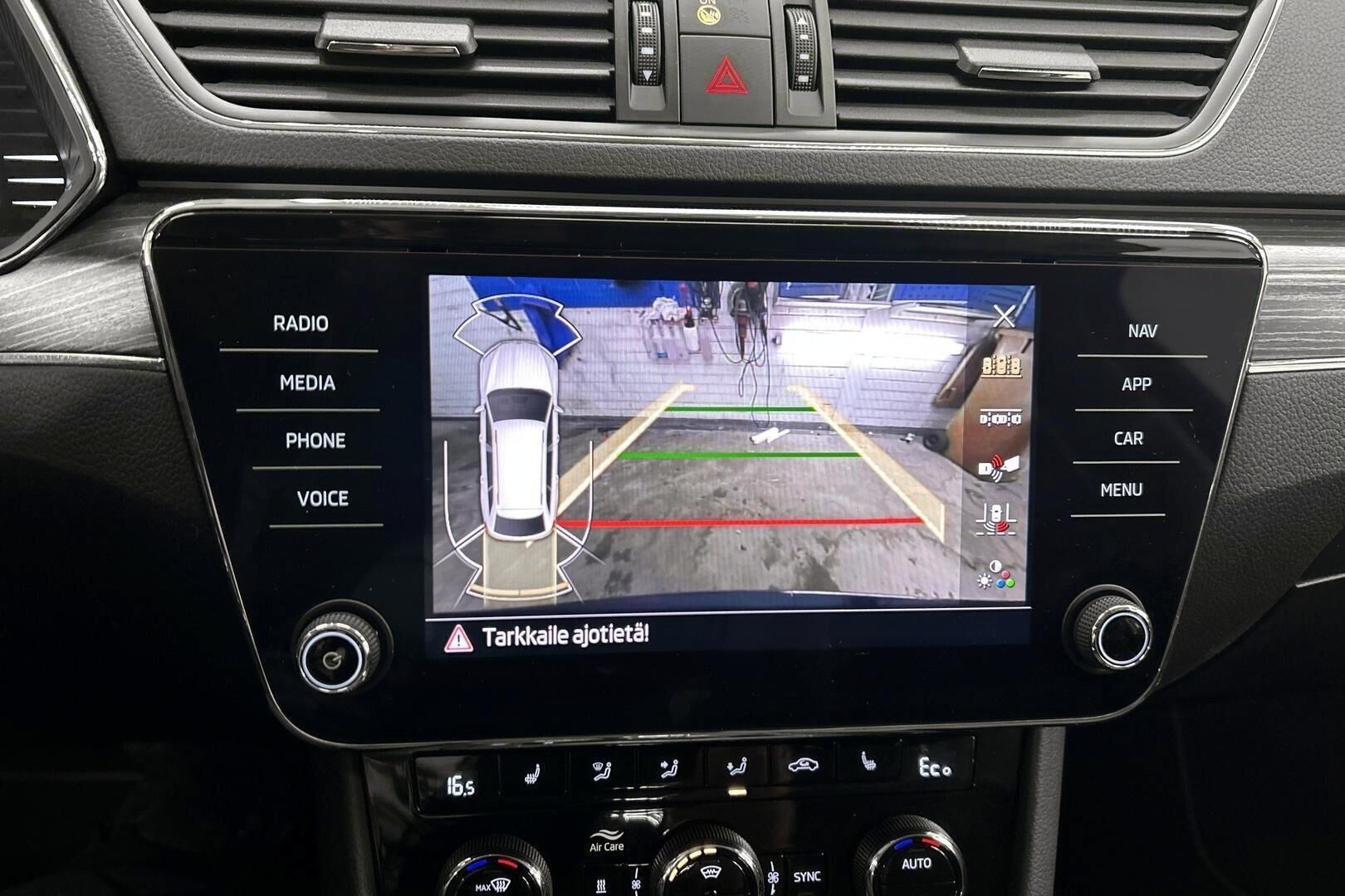Skoda Superb iso kuva 18