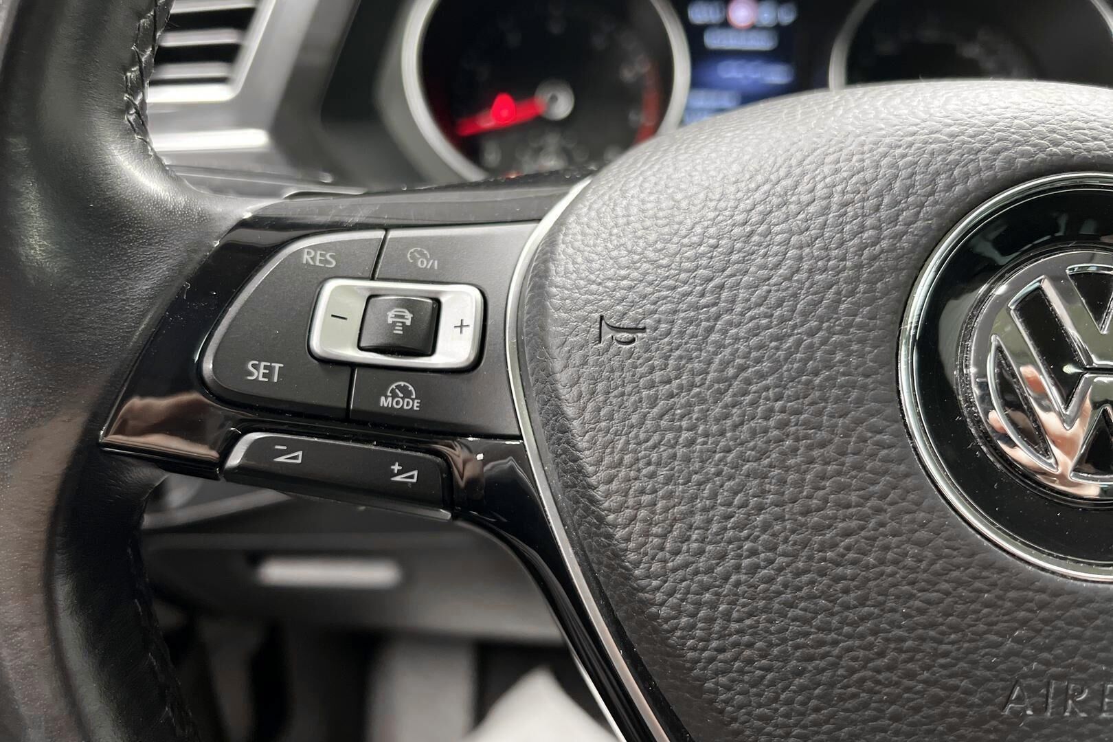 Volkswagen Tiguan iso kuva 18