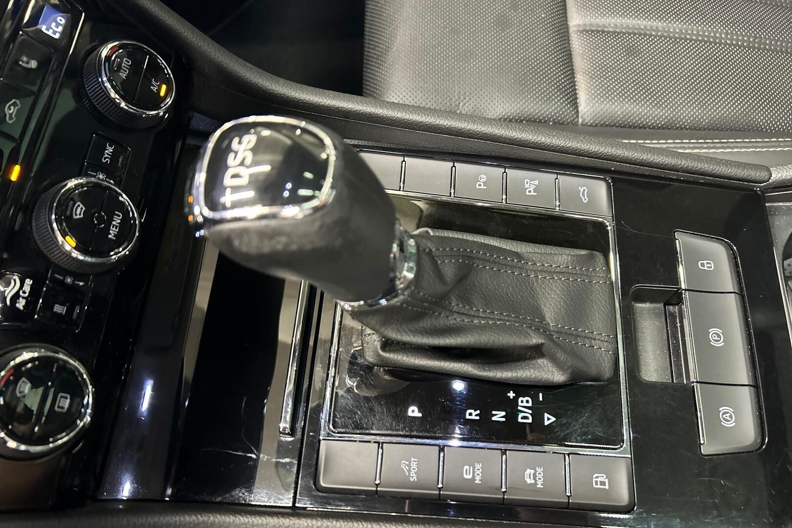 Skoda Superb iso kuva 14