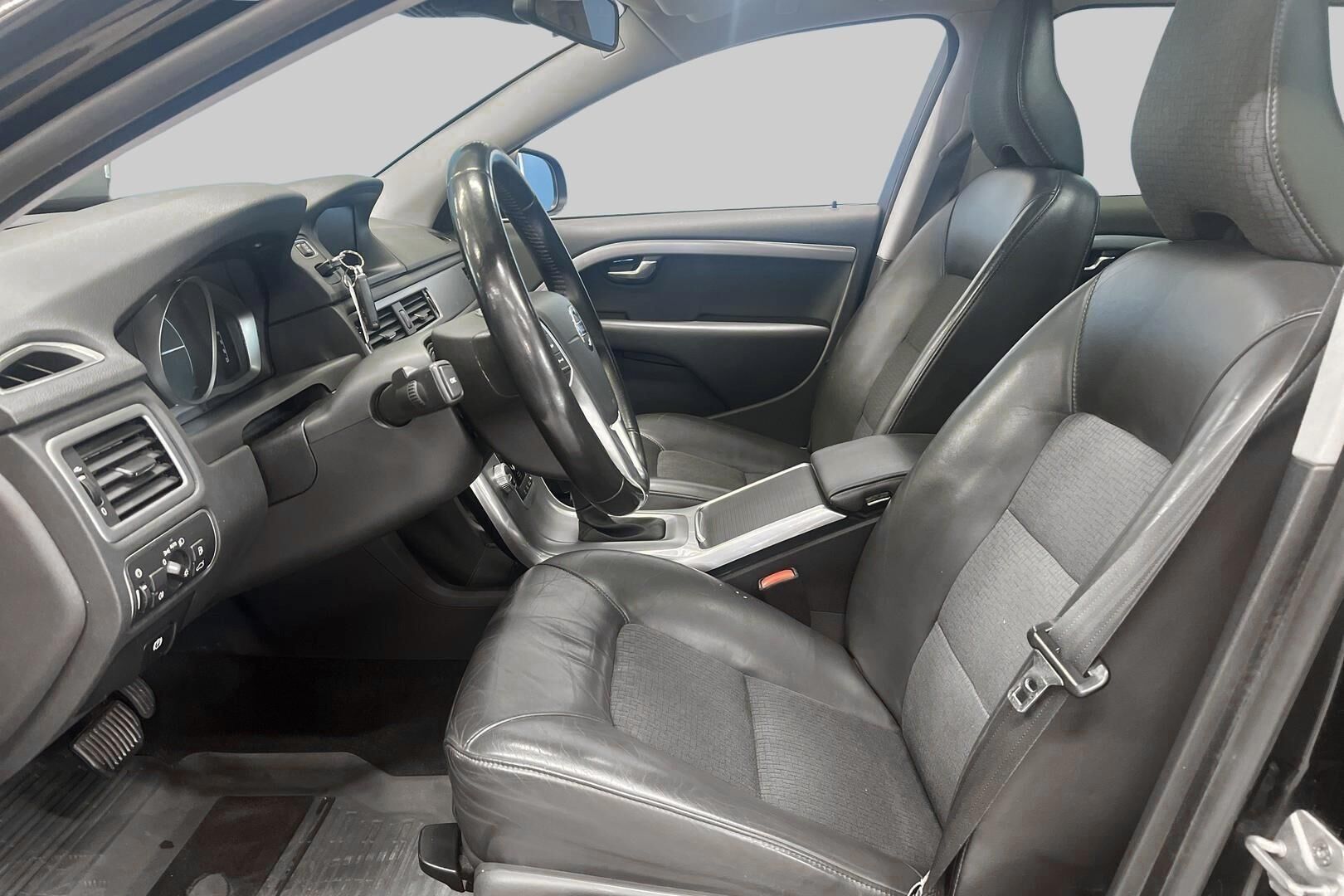 Volvo V70 iso kuva 8