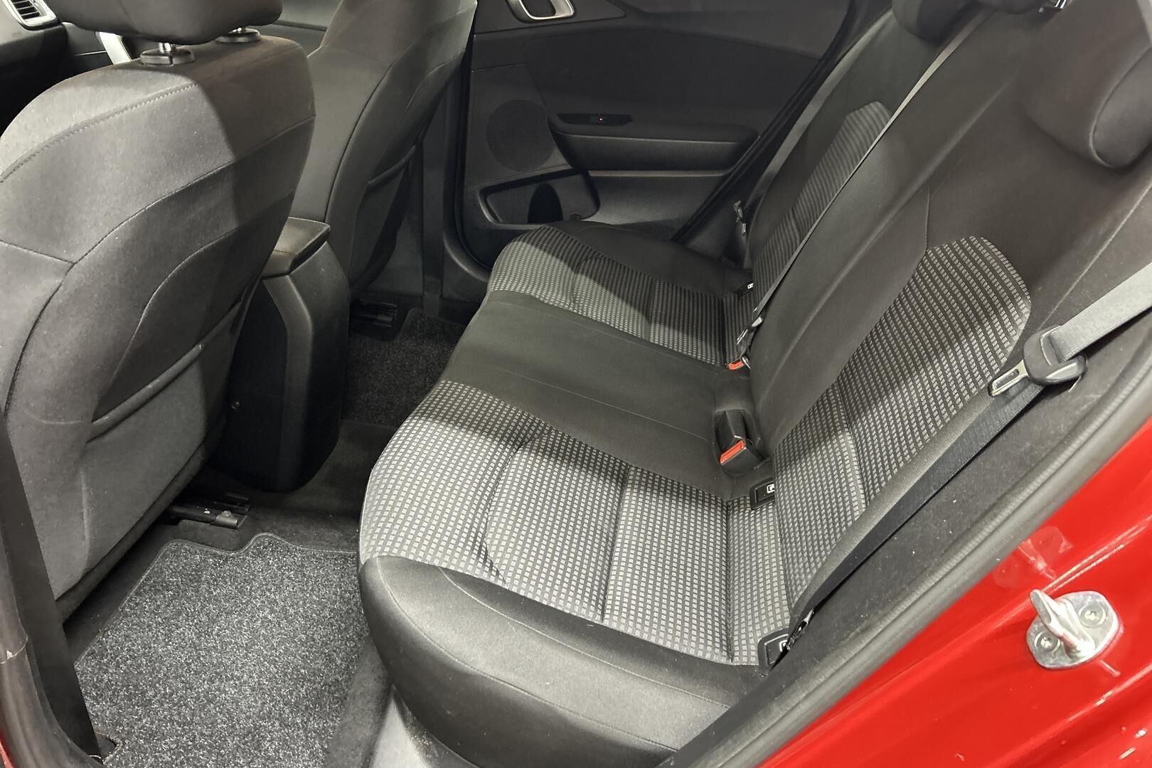 Kia Ceed iso kuva 10