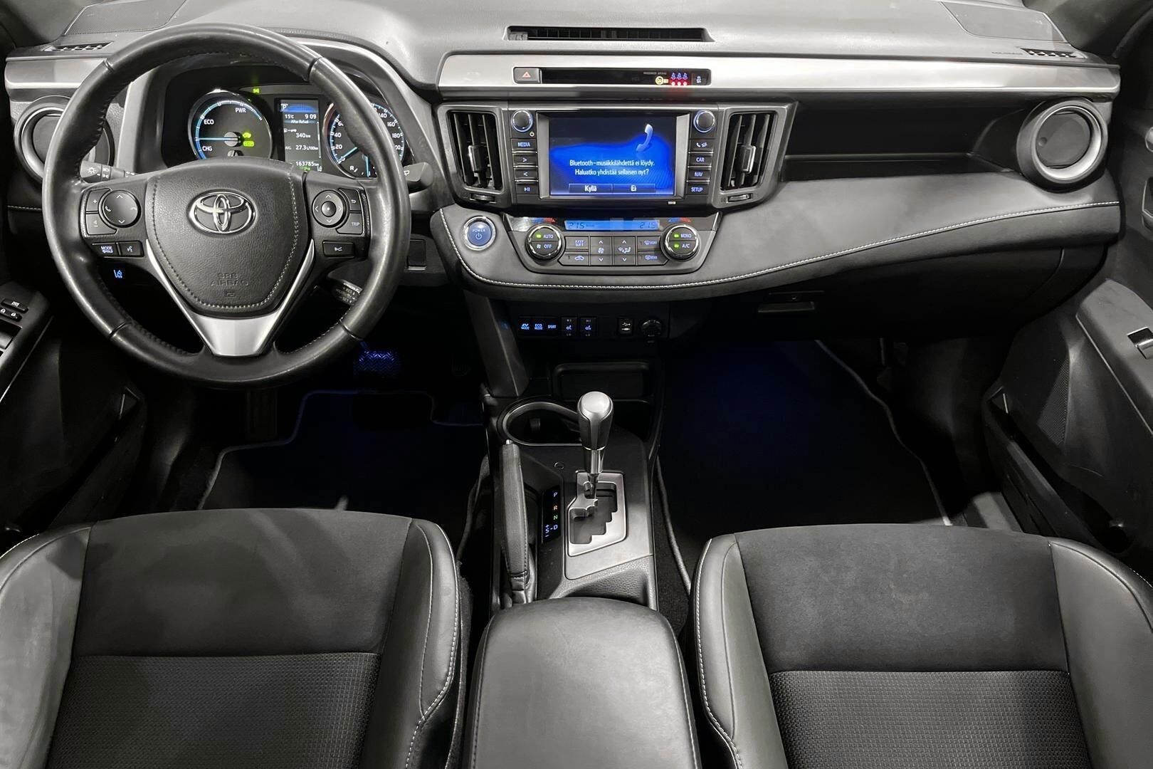 Toyota RAV4 iso kuva 13