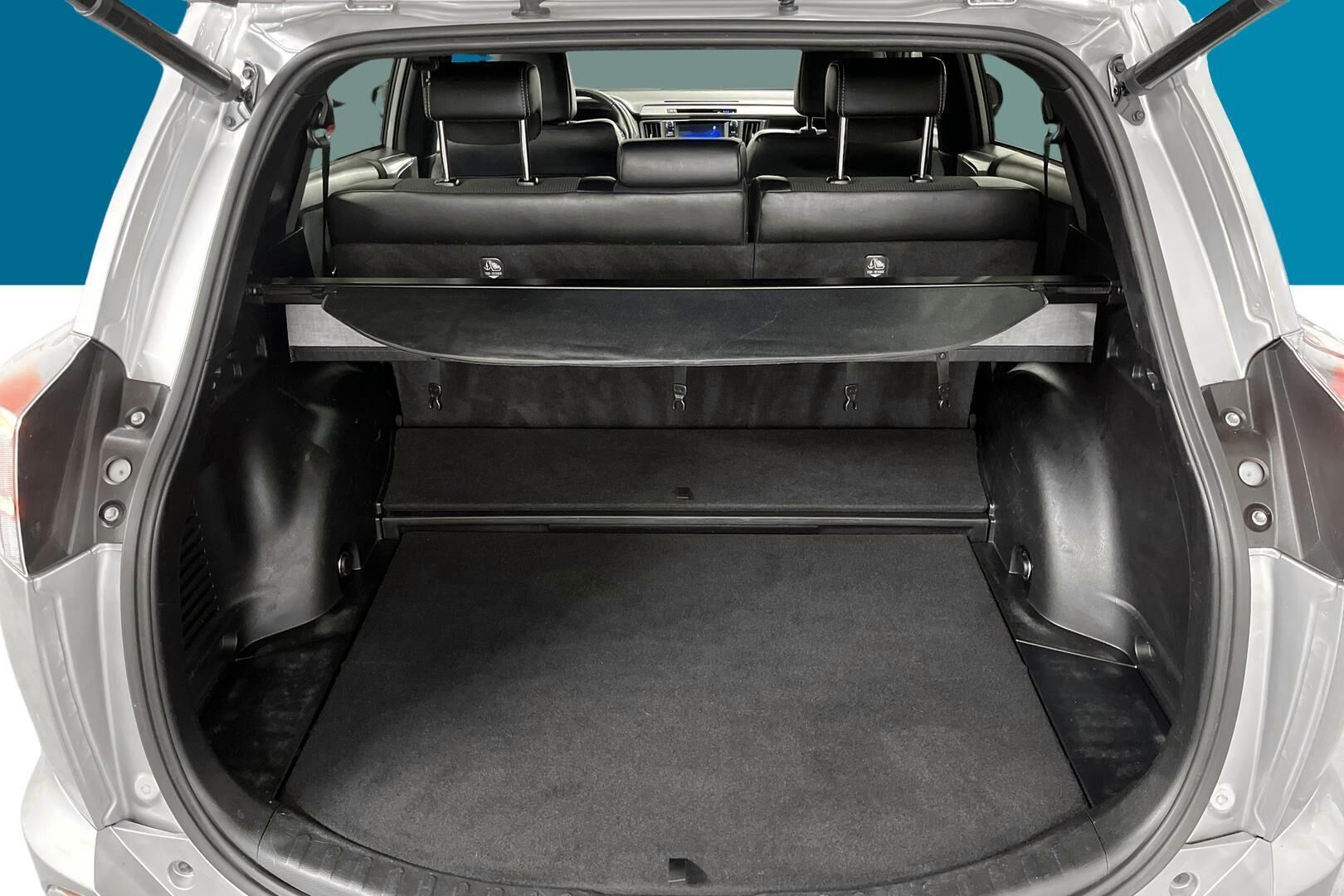 Toyota RAV4 iso kuva 14