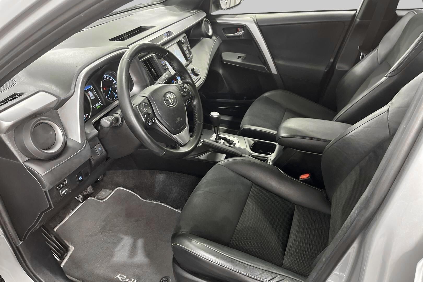 Toyota RAV4 iso kuva 12