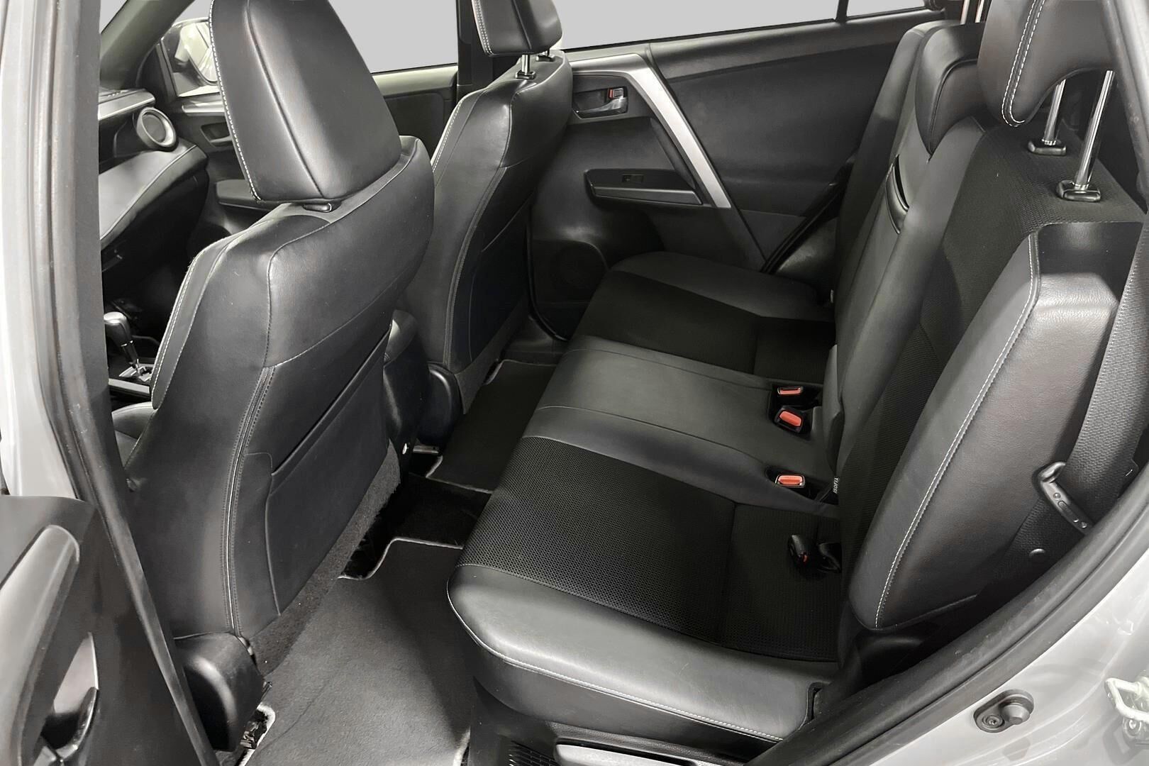 Toyota RAV4 iso kuva 3