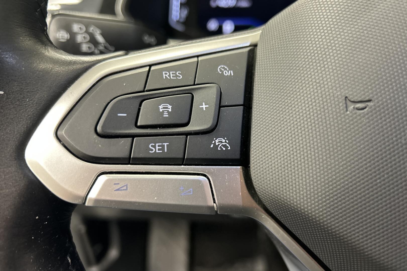 Volkswagen Tiguan iso kuva 15