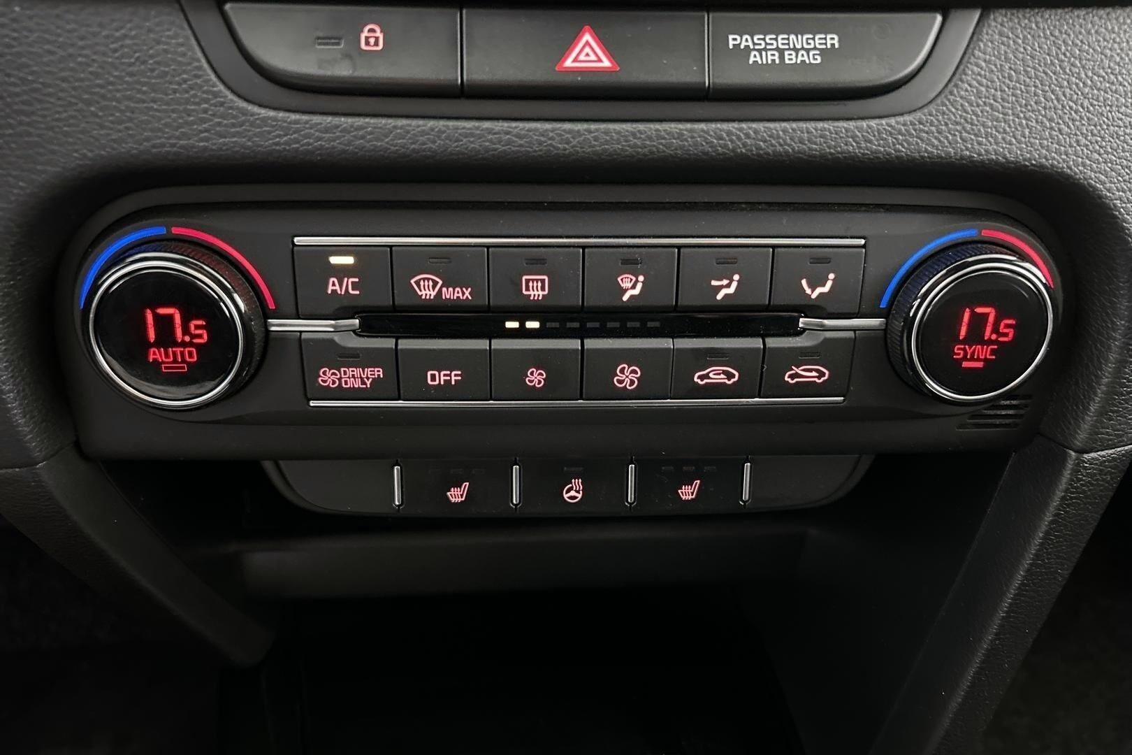 Kia Ceed iso kuva 18
