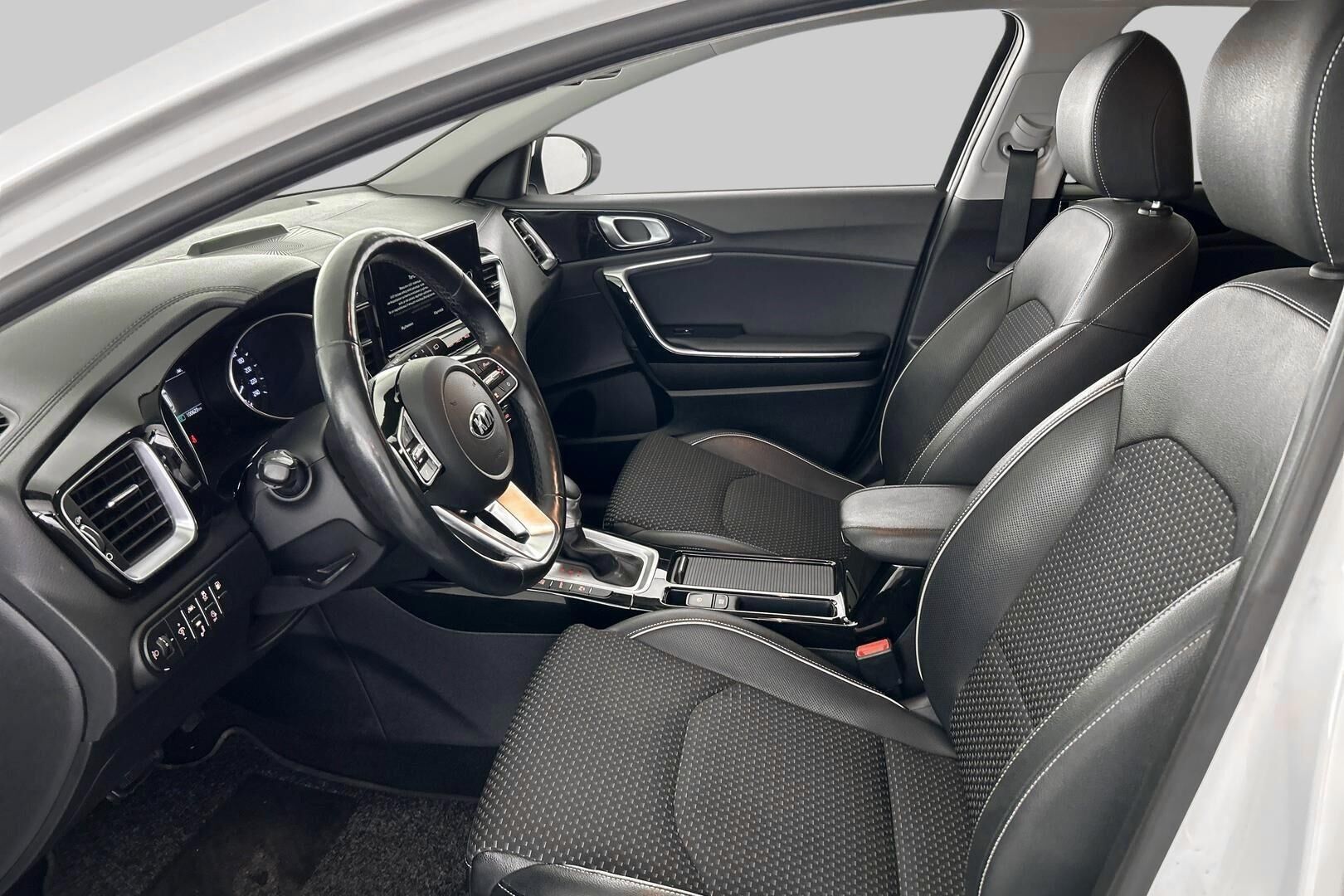 Kia Ceed iso kuva 8