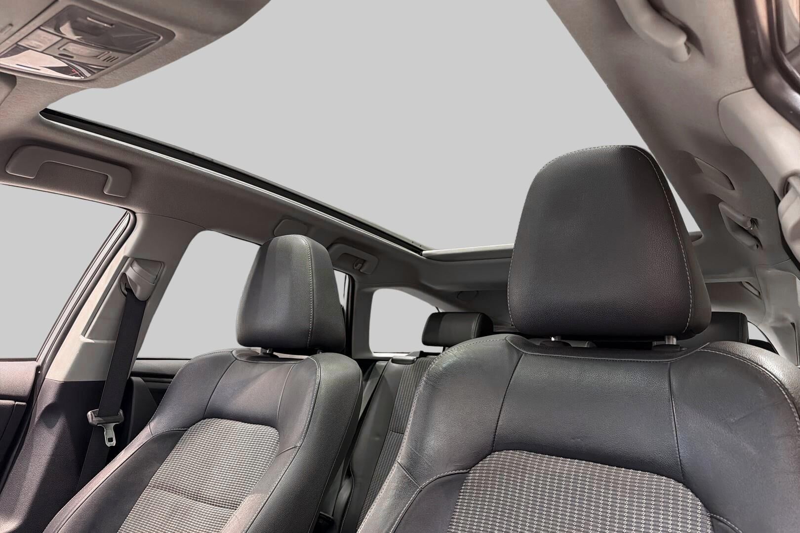 Toyota Auris iso kuva 16