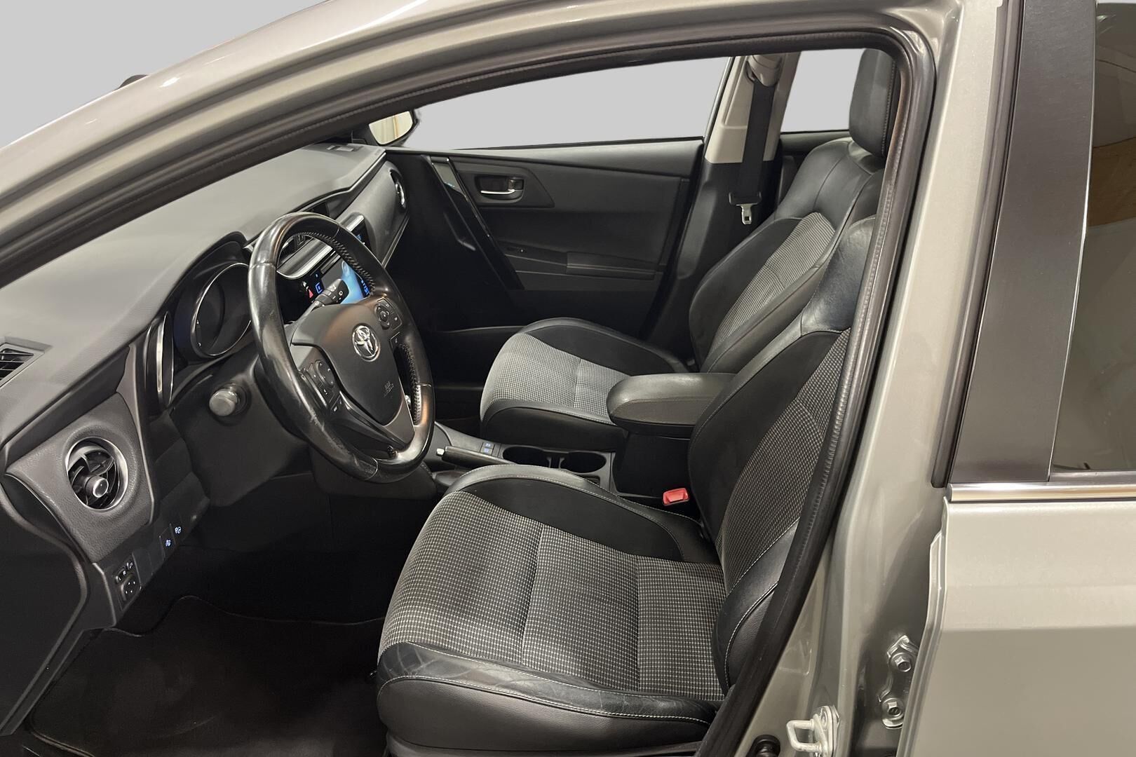 Toyota Auris iso kuva 9