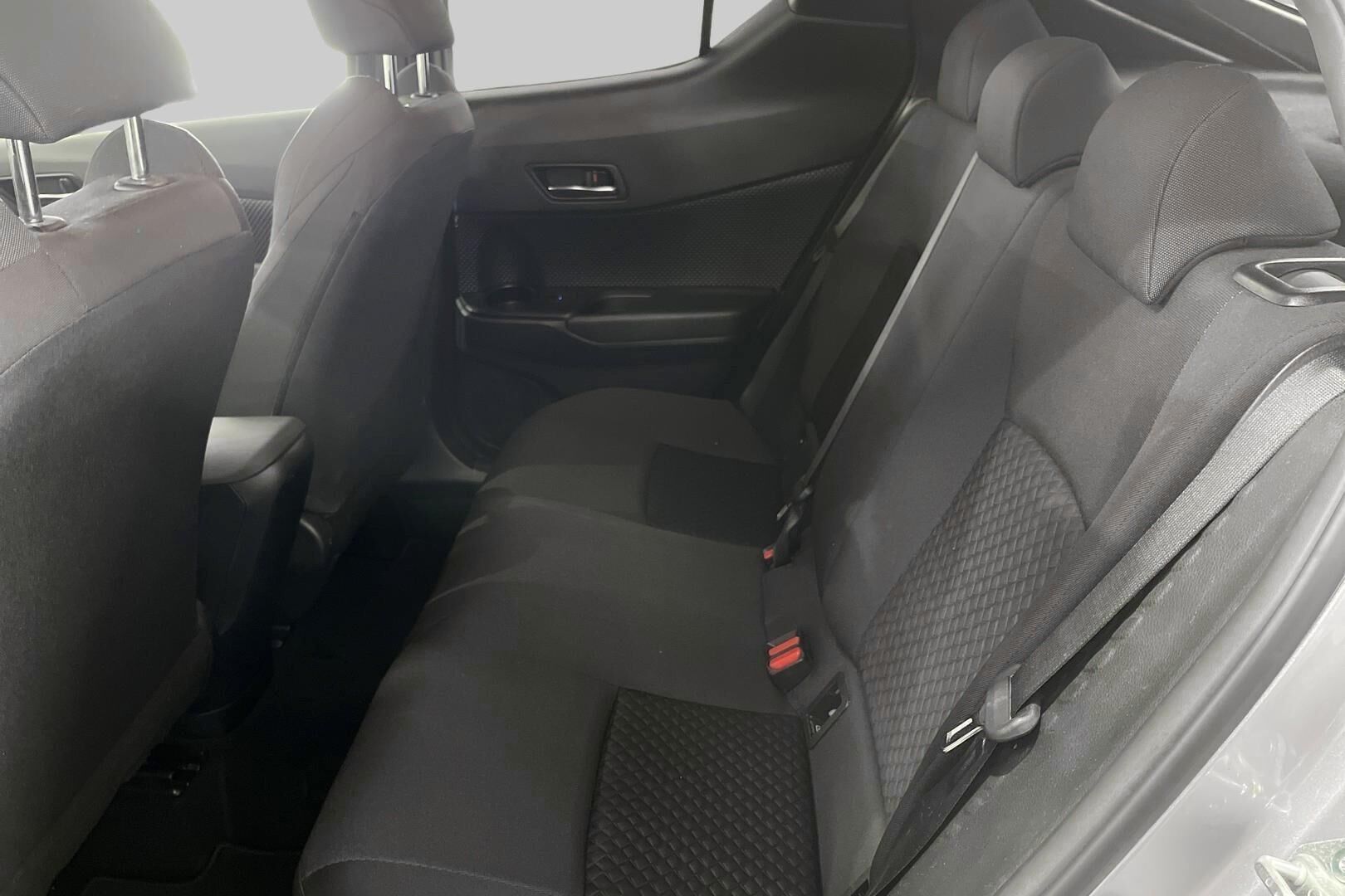 Toyota C-HR iso kuva 9