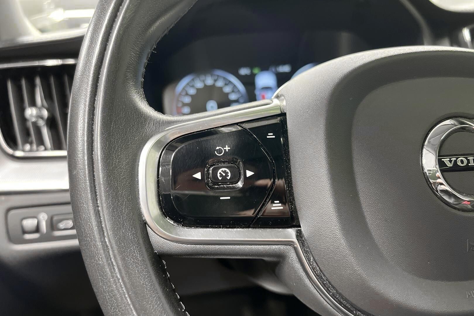Volvo XC60 iso kuva 17