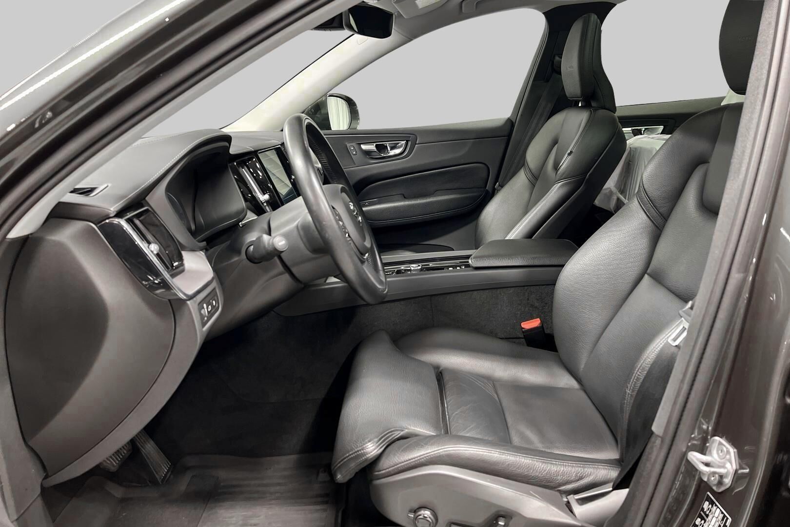 Volvo XC60 iso kuva 9