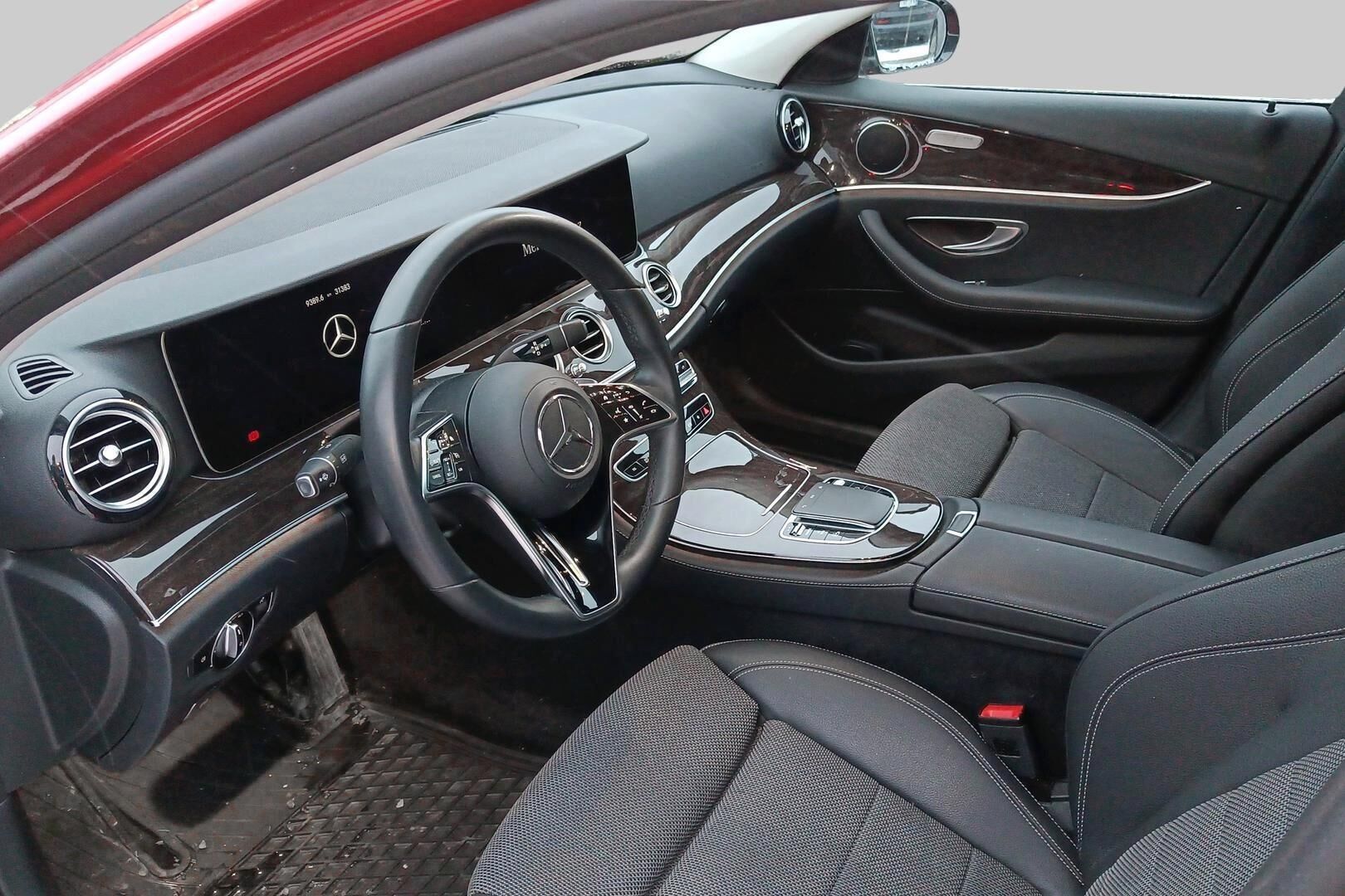 Mercedes-Benz E iso kuva 1