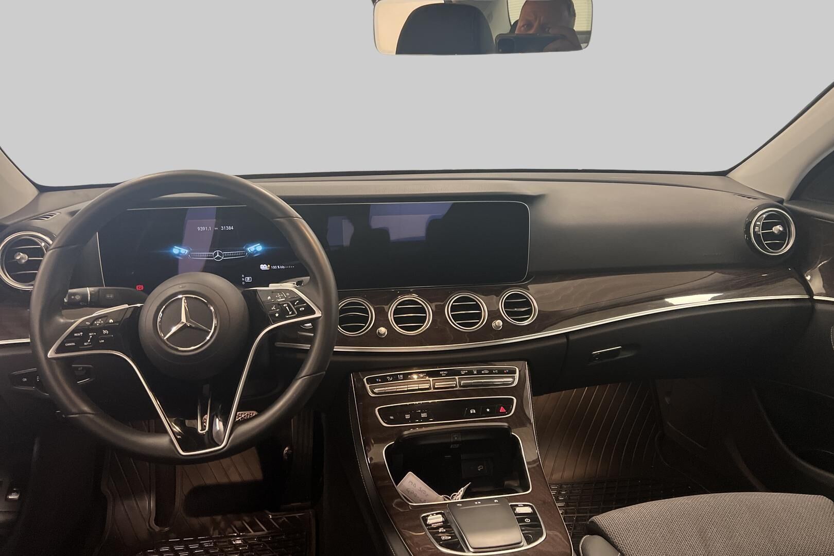 Mercedes-Benz E iso kuva 11