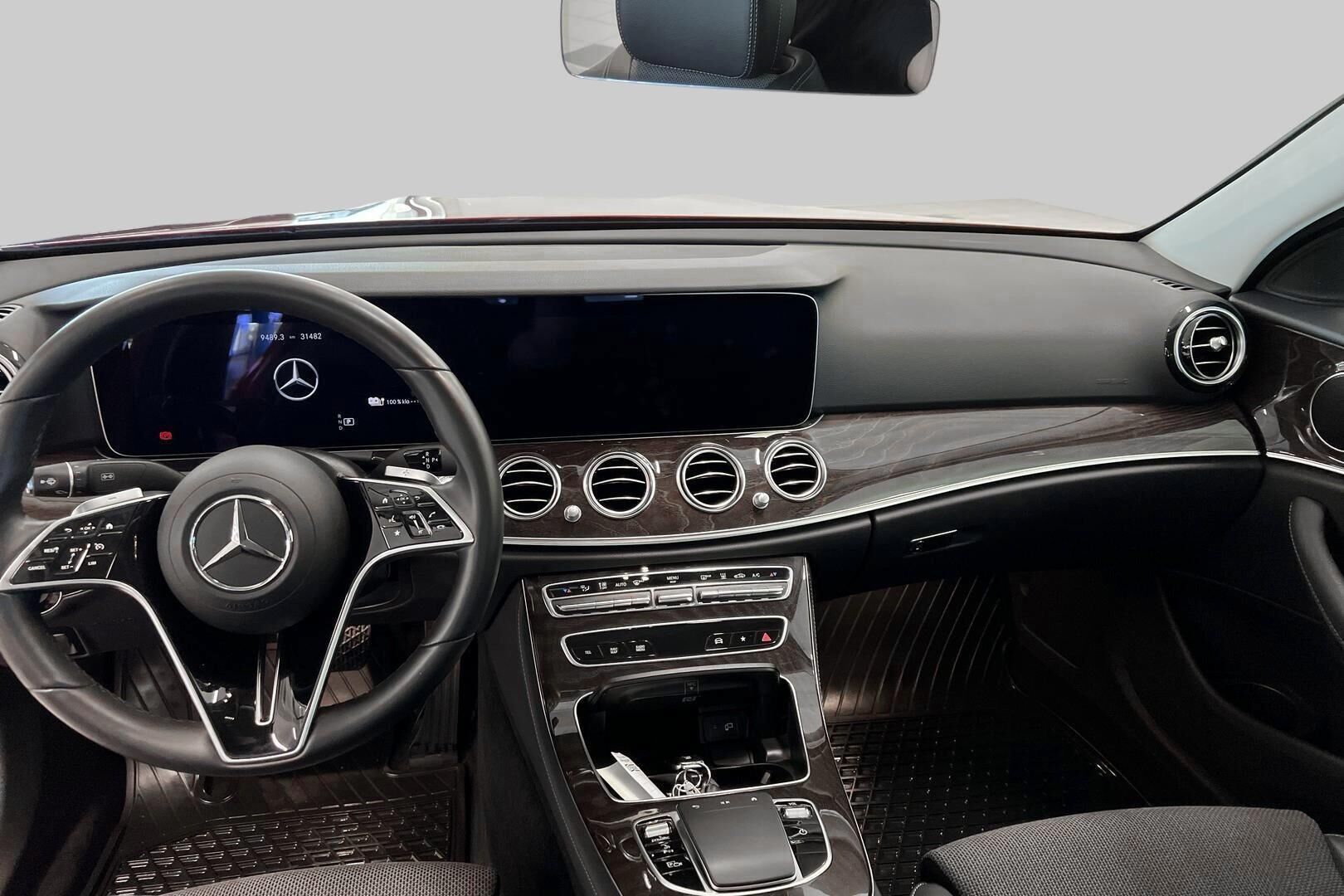 Mercedes-Benz E iso kuva 11