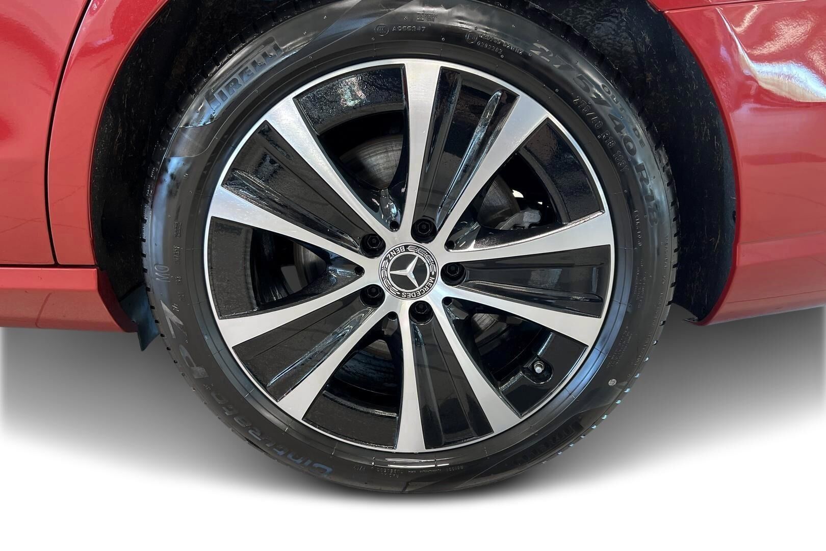 Mercedes-Benz E iso kuva 13