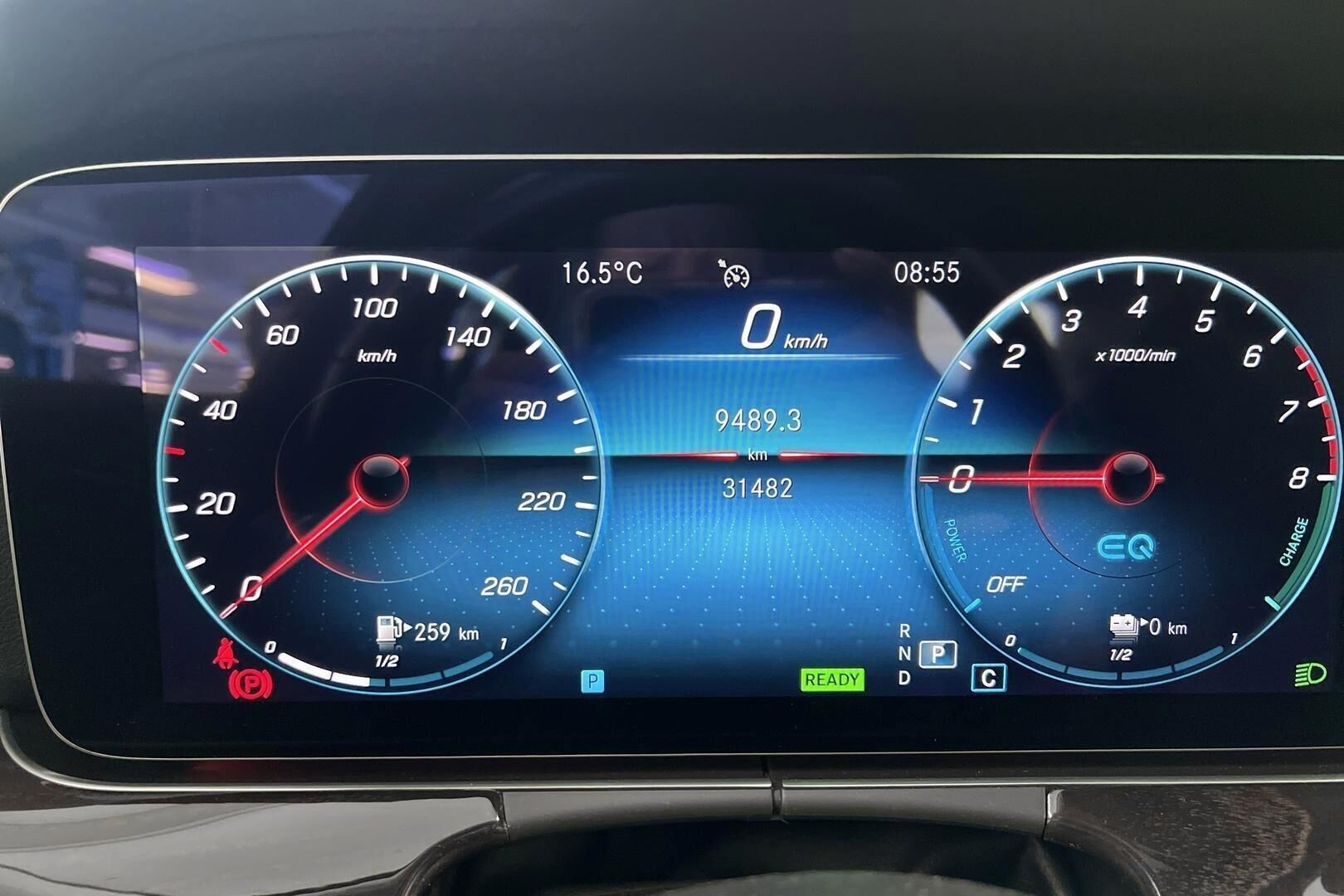 Mercedes-Benz E iso kuva 22