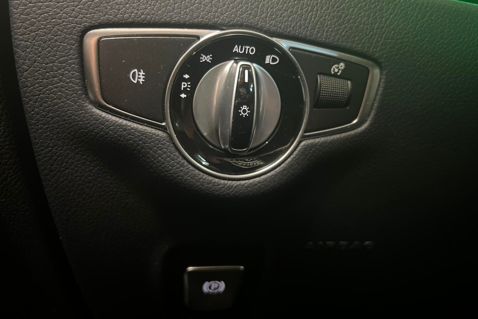 Mercedes-Benz E iso kuva 19