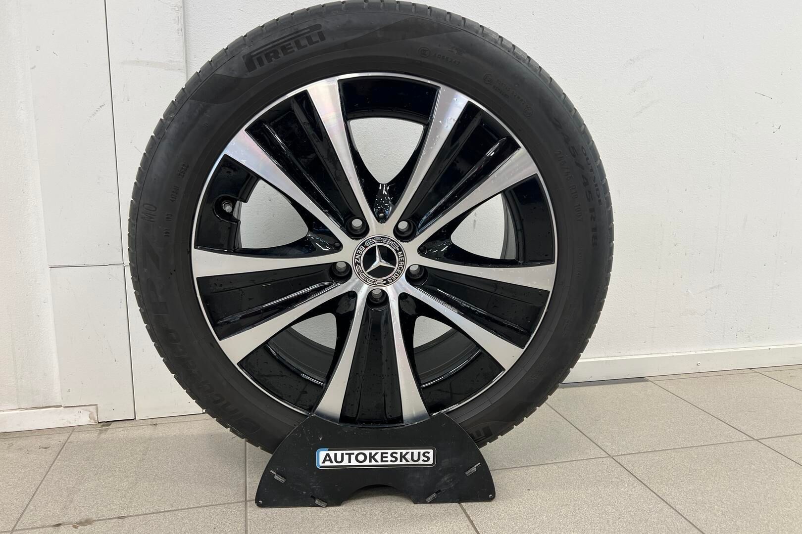 Mercedes-Benz E iso kuva 20