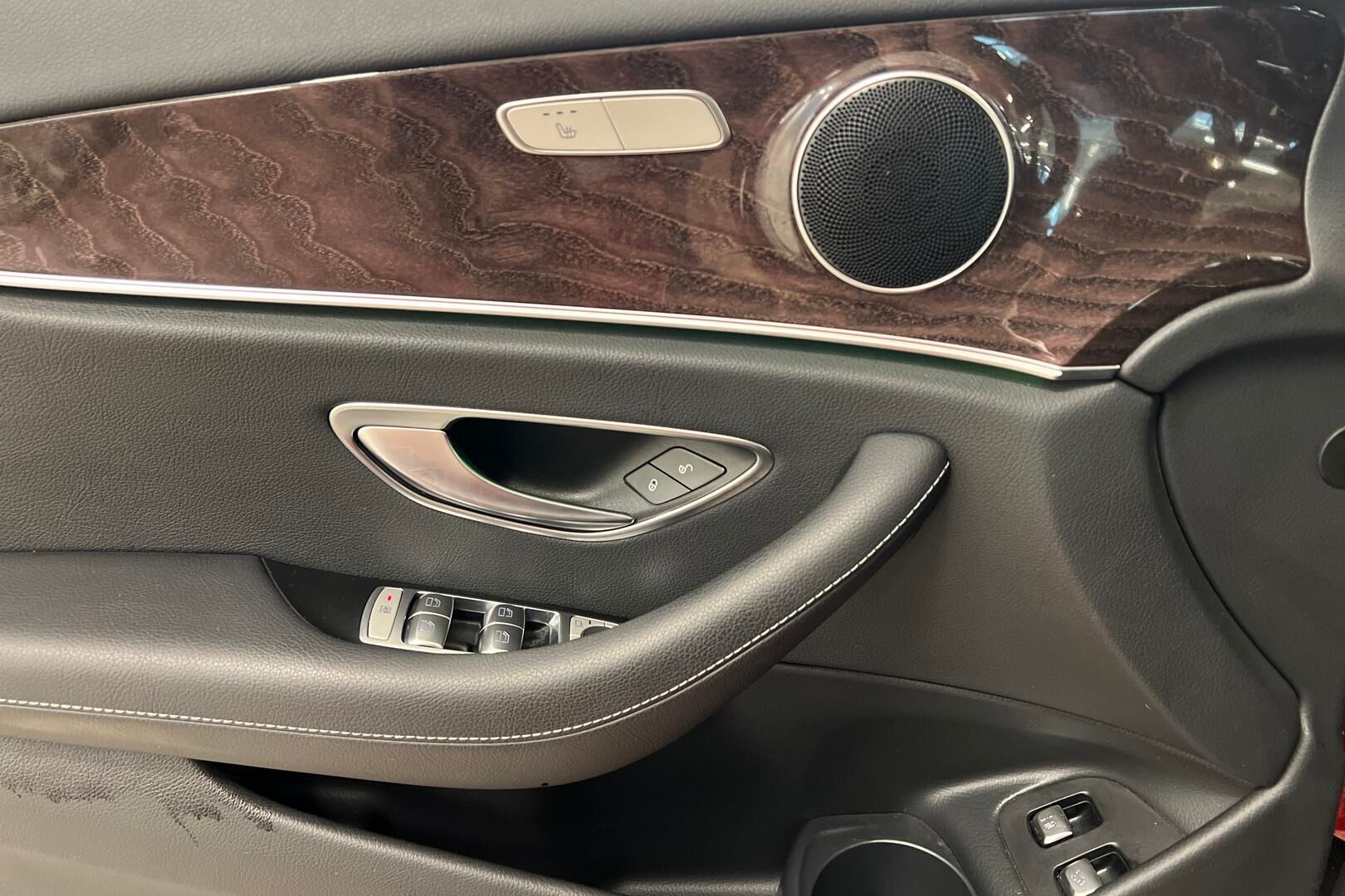 Mercedes-Benz E iso kuva 20