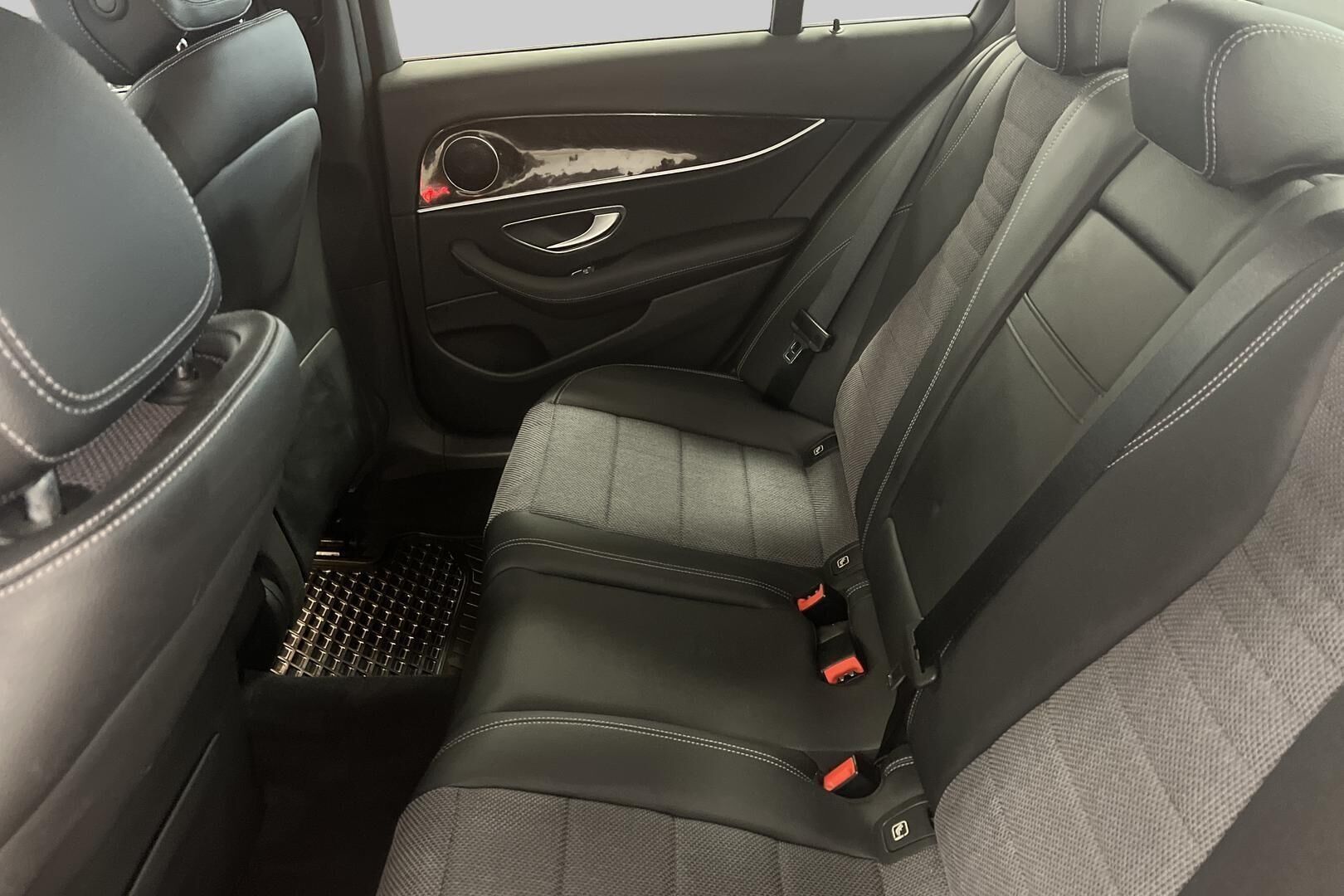 Mercedes-Benz E iso kuva 9